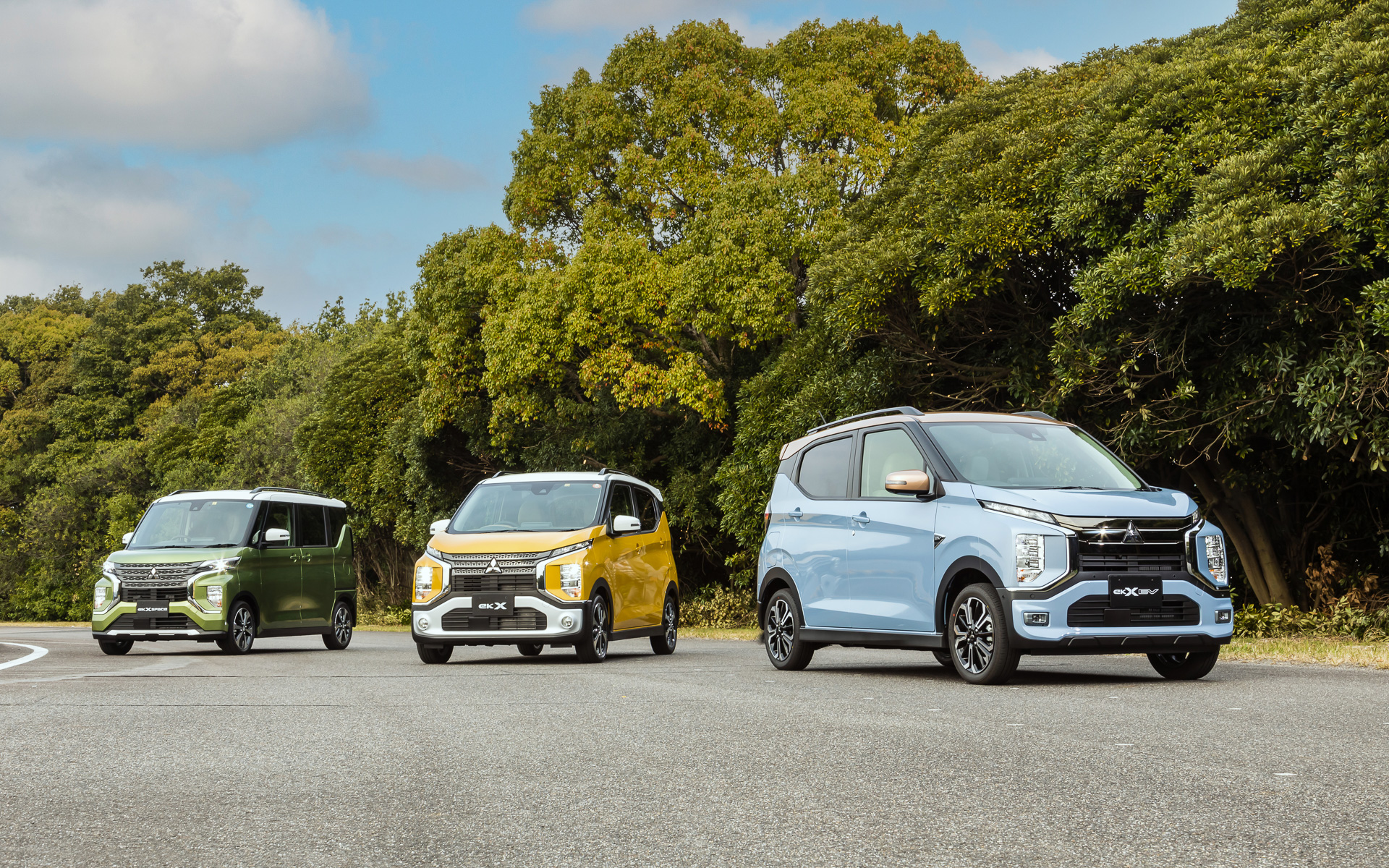 eK クロスシリーズにeK クロス EV（写真右）が追加された