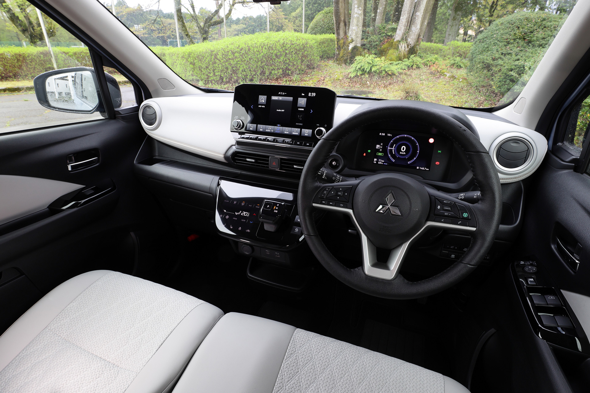 オプション設定の「プレミアムインテリアパッケージ」では、ライトグレーを基調に合成皮革と立体感のあるダイヤ柄エンボス加工を施したファブリックのコンビネーションを採用