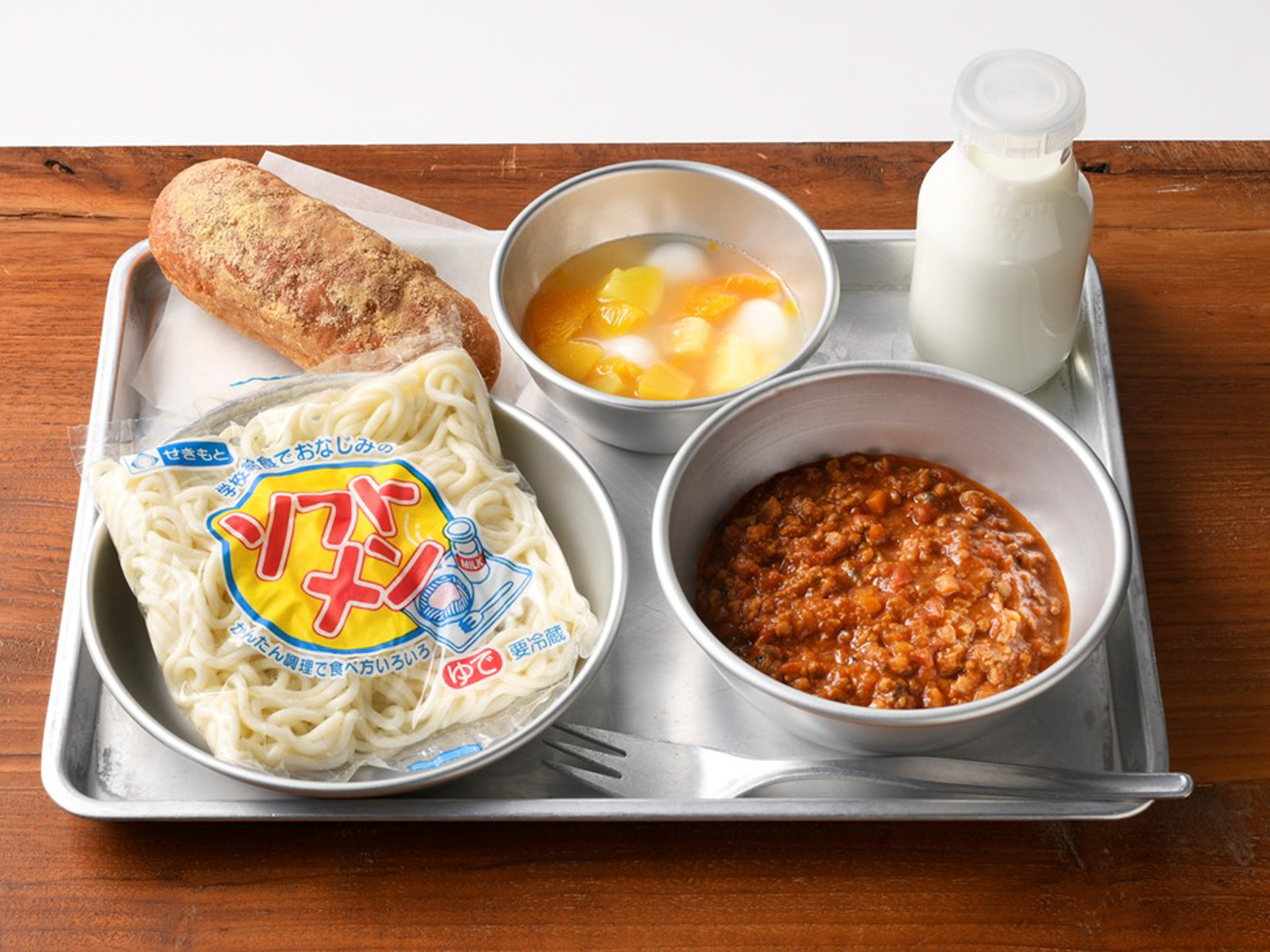 東武限定品【日本橋 いけ増】おいしい給食ミートソースセット:1100円〈イートイン数量限定〉は映画「劇場版 おいしい給食 卒業」タイアップ。日本橋 いけ増が洋食屋・名店シェフに相談し、昭和に提供されていたミートソースを再現。和風老舗居酒屋ならではの和風だしを隠し味に使用したミートソースに注目。(けんちん汁セットもあり)。また、セットの牛乳は「劇場版 おいしい給食 卒業」で使用されている「大沢牛乳」で提供。映画「劇場版 おいしい給食 卒業」の撮影で使用した学習机と椅子が用意されたイートインスペースで給食を楽しめる。映画「劇場版 おいしい給食 卒業」は、2022年5月13日より、池袋HUMAXシネマズほか全国で公開