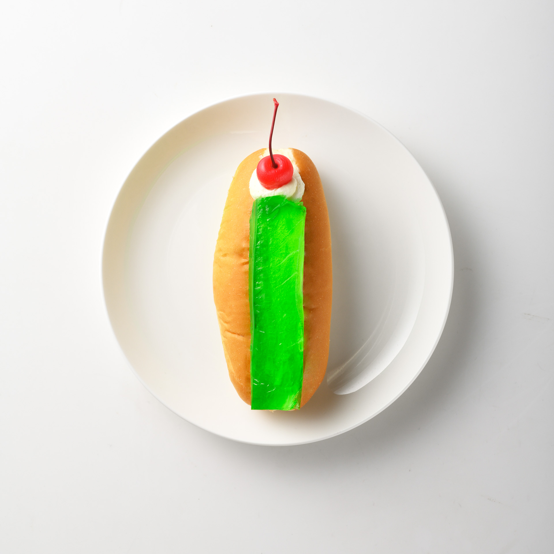 東武限定品【手づくりのデリとパン cafe cocona】メロンソーダパン：594円（1個）、昔懐かしいメロンソーダをコッペパンにサンド。微炭酸のメロンソーダ風味のゼリーに、生カスタードを合わせたパン。食べるメロンソーダ