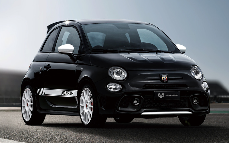 アバルト、世界限定1390台の「695 エッセエッセ」 専用装備でスポーツ