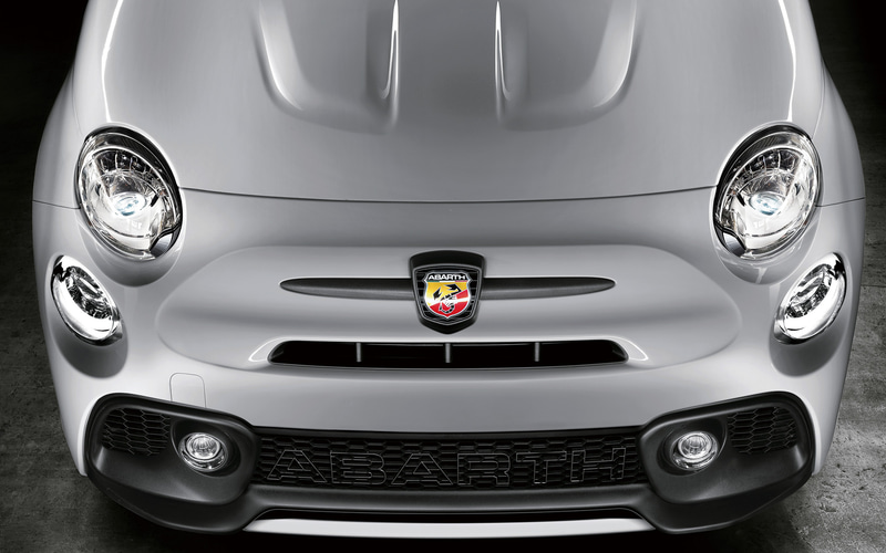 アバルト、世界限定1390台の「695 エッセエッセ」 専用装備でスポーツ