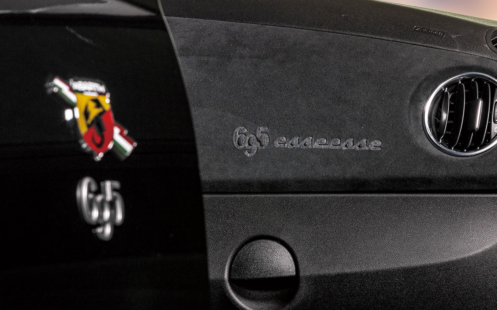 ロゴが配されたアルカンターラダッシュボード