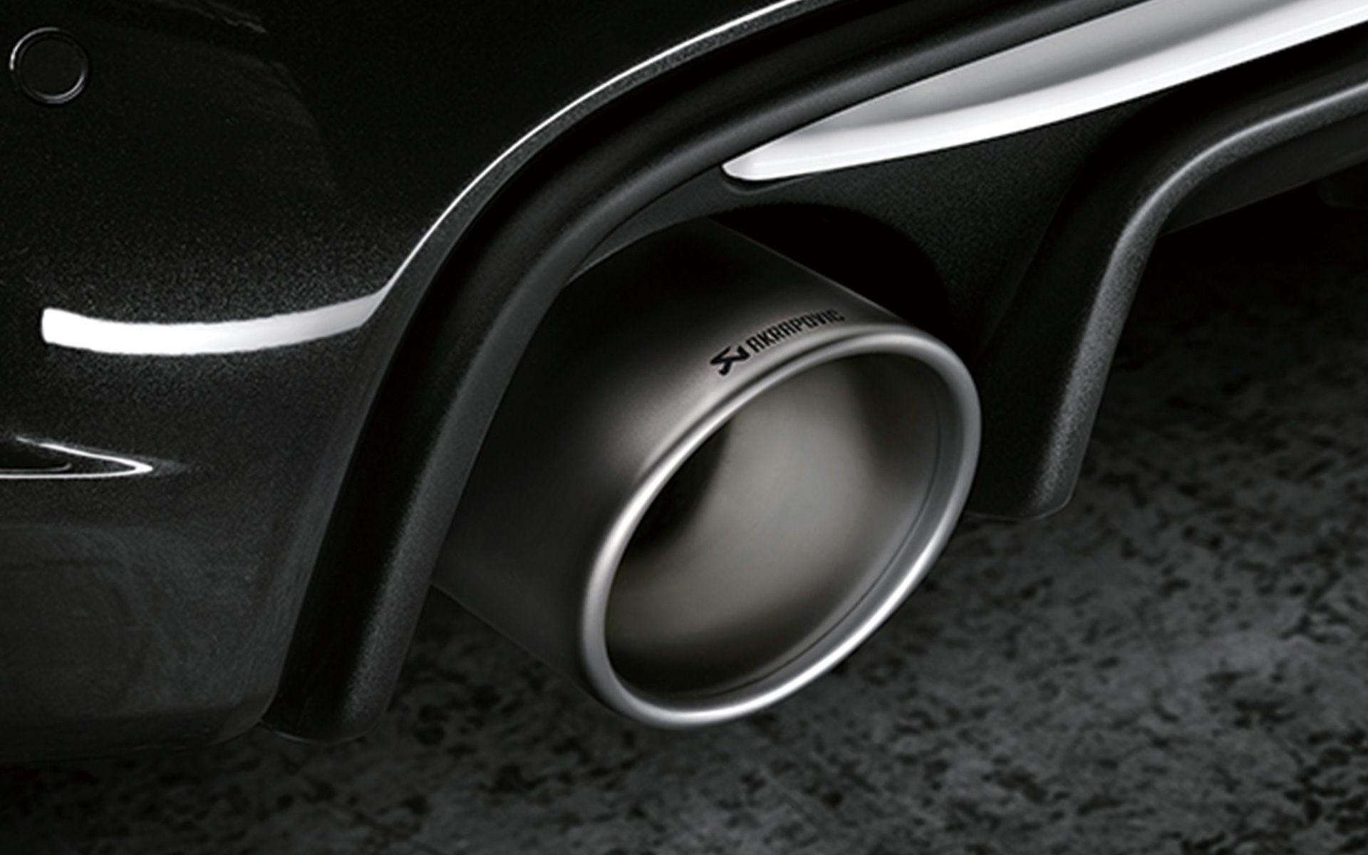 アクラポビッチ製の高性能エキゾーストシステム