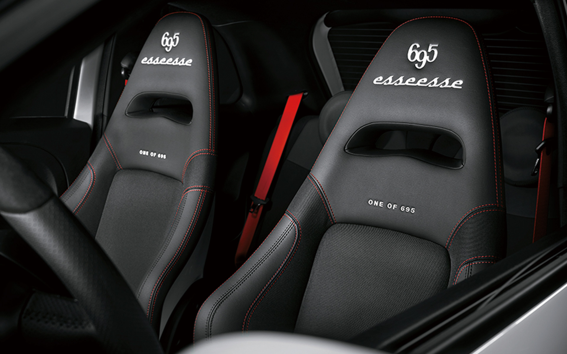 サベルト製スポーツシートとレッドシートベルト