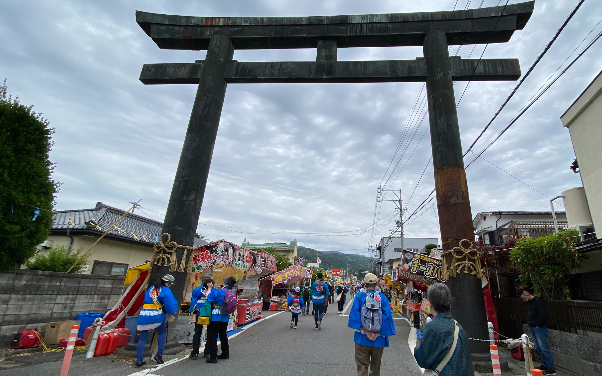 下諏訪町にある春宮の鳥居。下社の里曳きは、道が狭いところが多くカーブもあるので、なかなか大変そうです