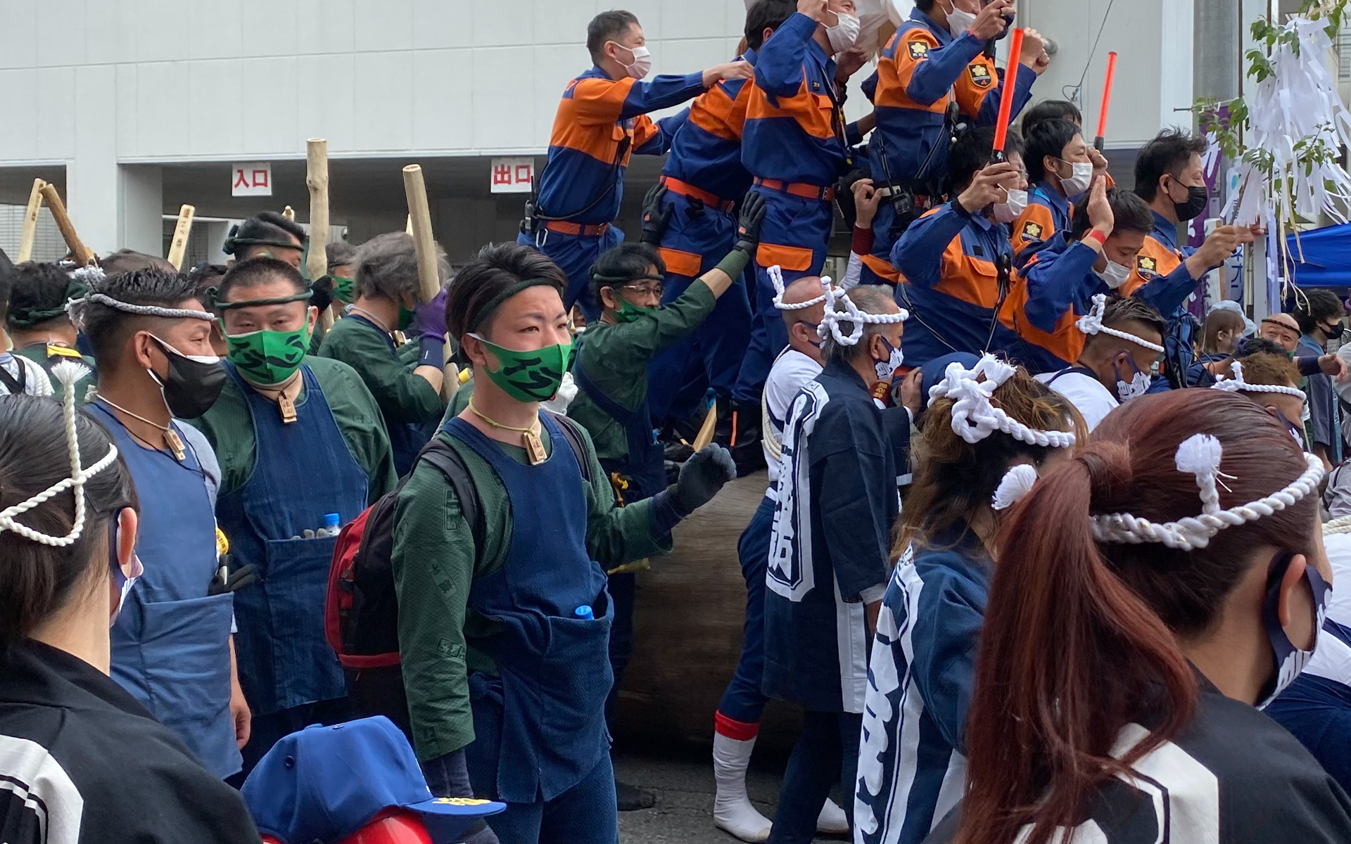 1時間ほど待って、ついに目の前に現れた御柱に感激！　やっぱり間近で見ると迫力があります