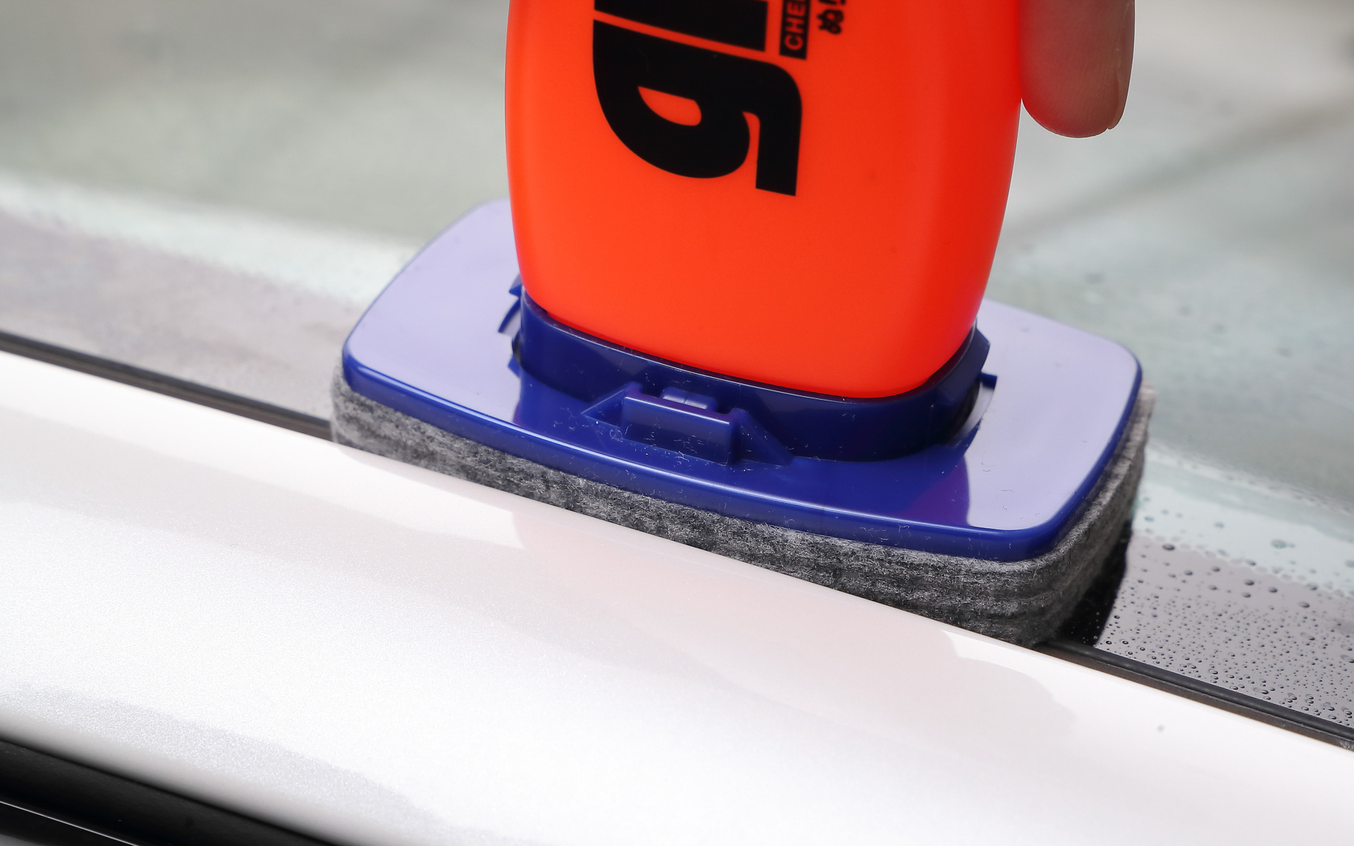 実測1cm超の分厚いフェルトで、ガラス周辺のピラーなどにぶつかっても気にならない