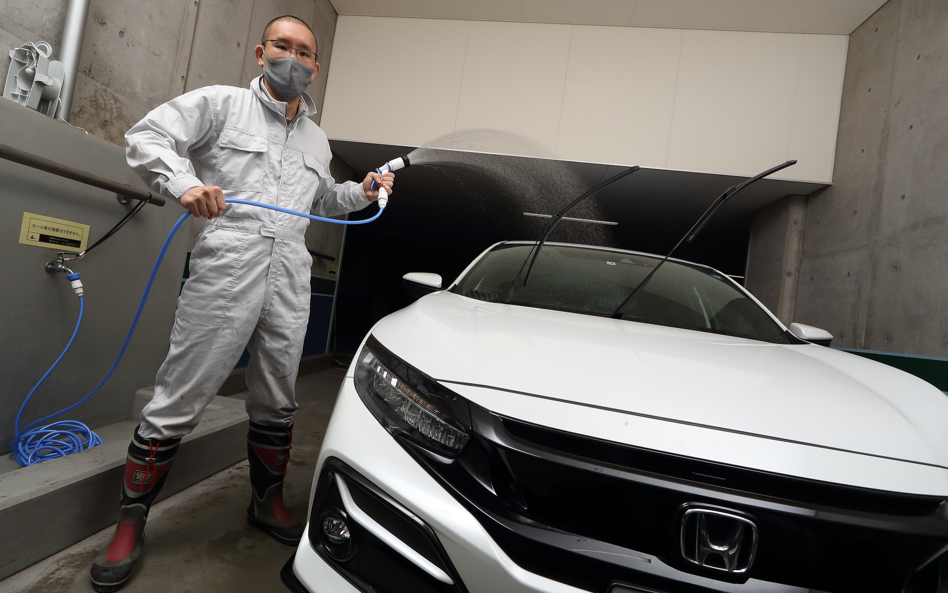 まずは汚れ落としの水洗いから