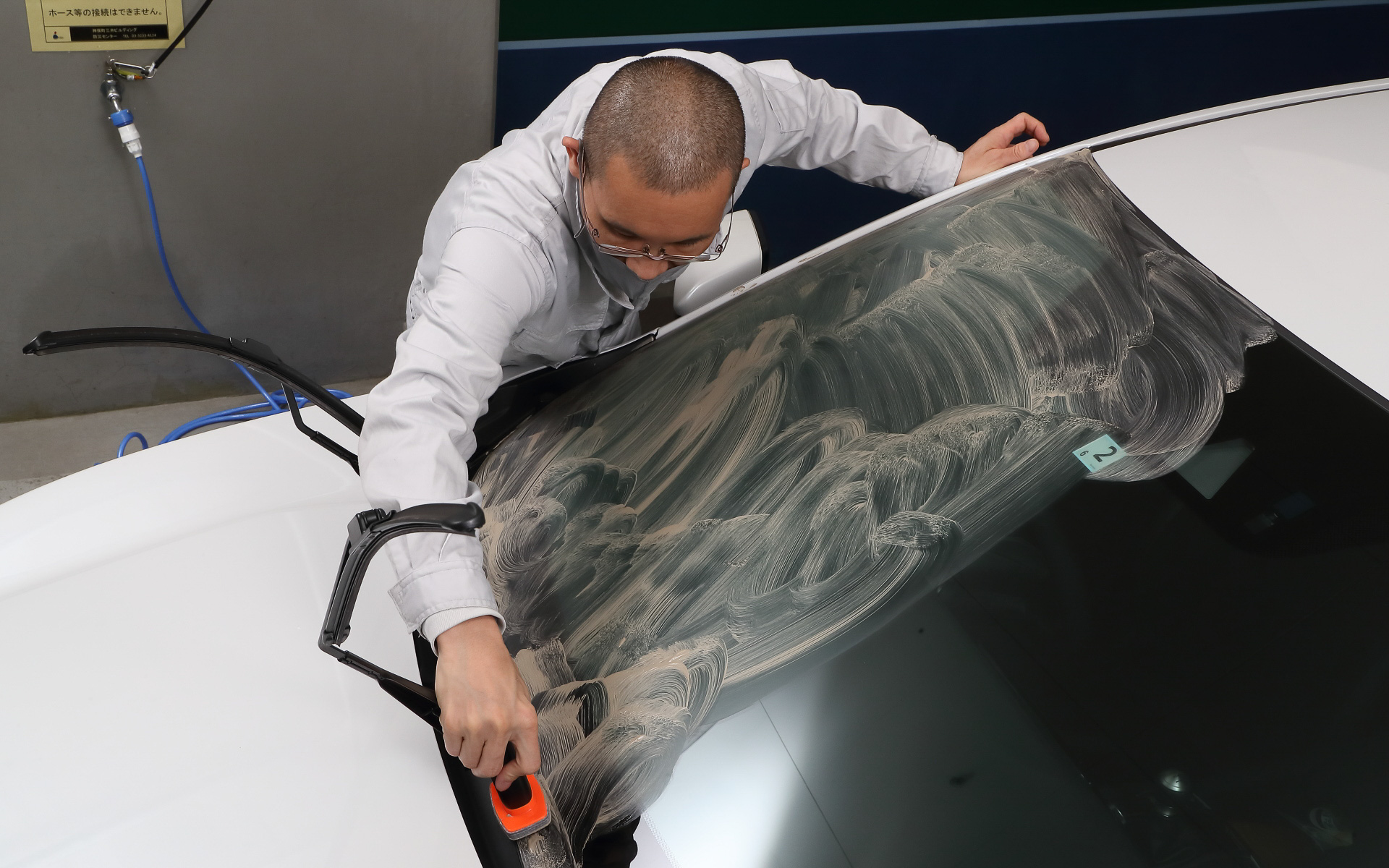 「ガラコぬりぬりコンパウンド」なら油分を完全に取り除くことができるのだ