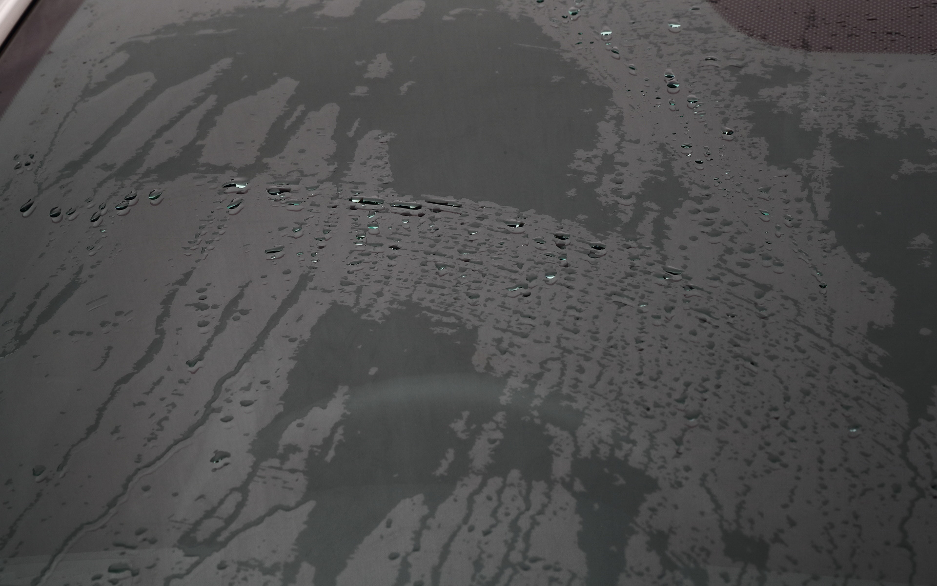 施工前は水がべちゃっと付着しており、ワイパーの拭き筋も見える