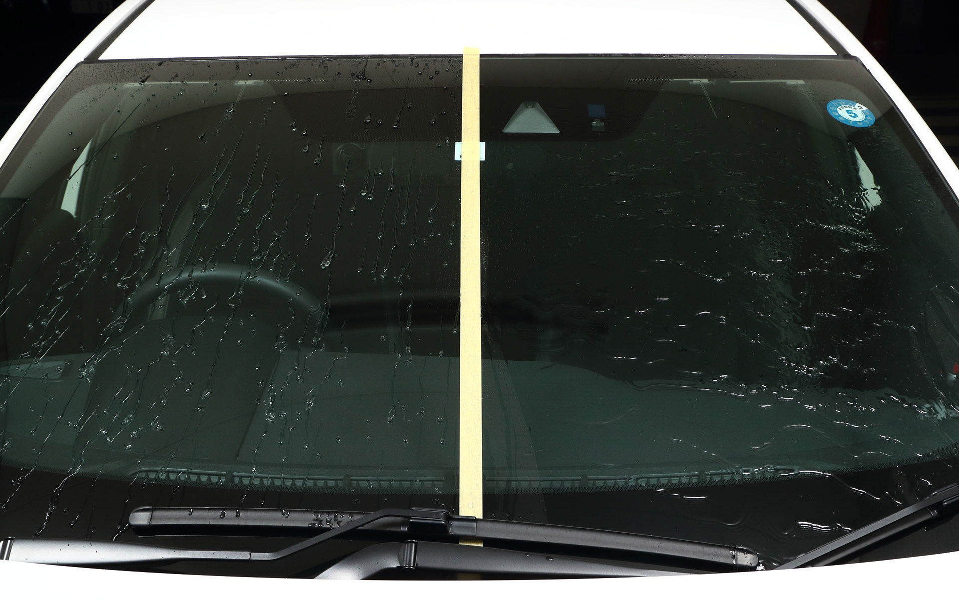 向かって左側のフロントガラス半分だけに施工した状態