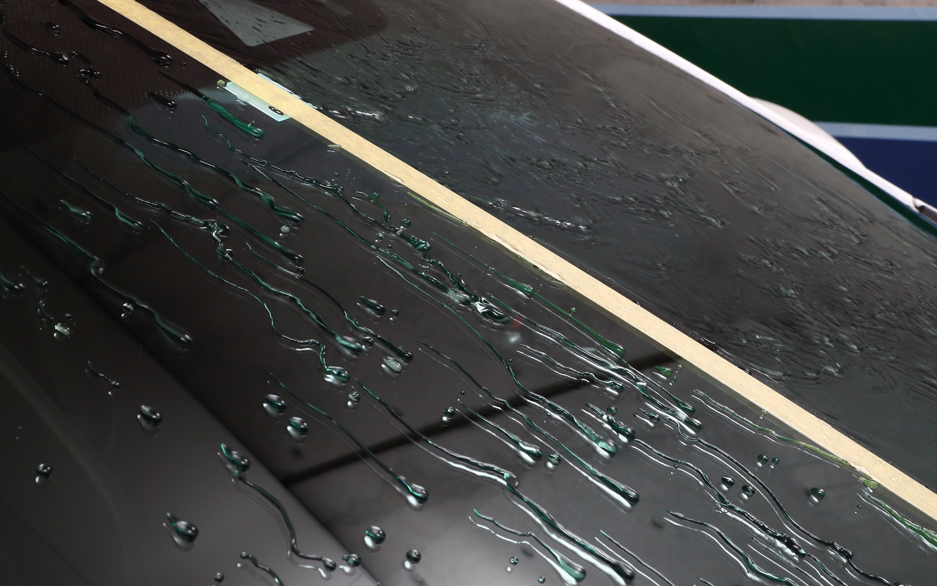 手前（左側）のガラコを施工した側だけ、水がするすると流れているのが分かる