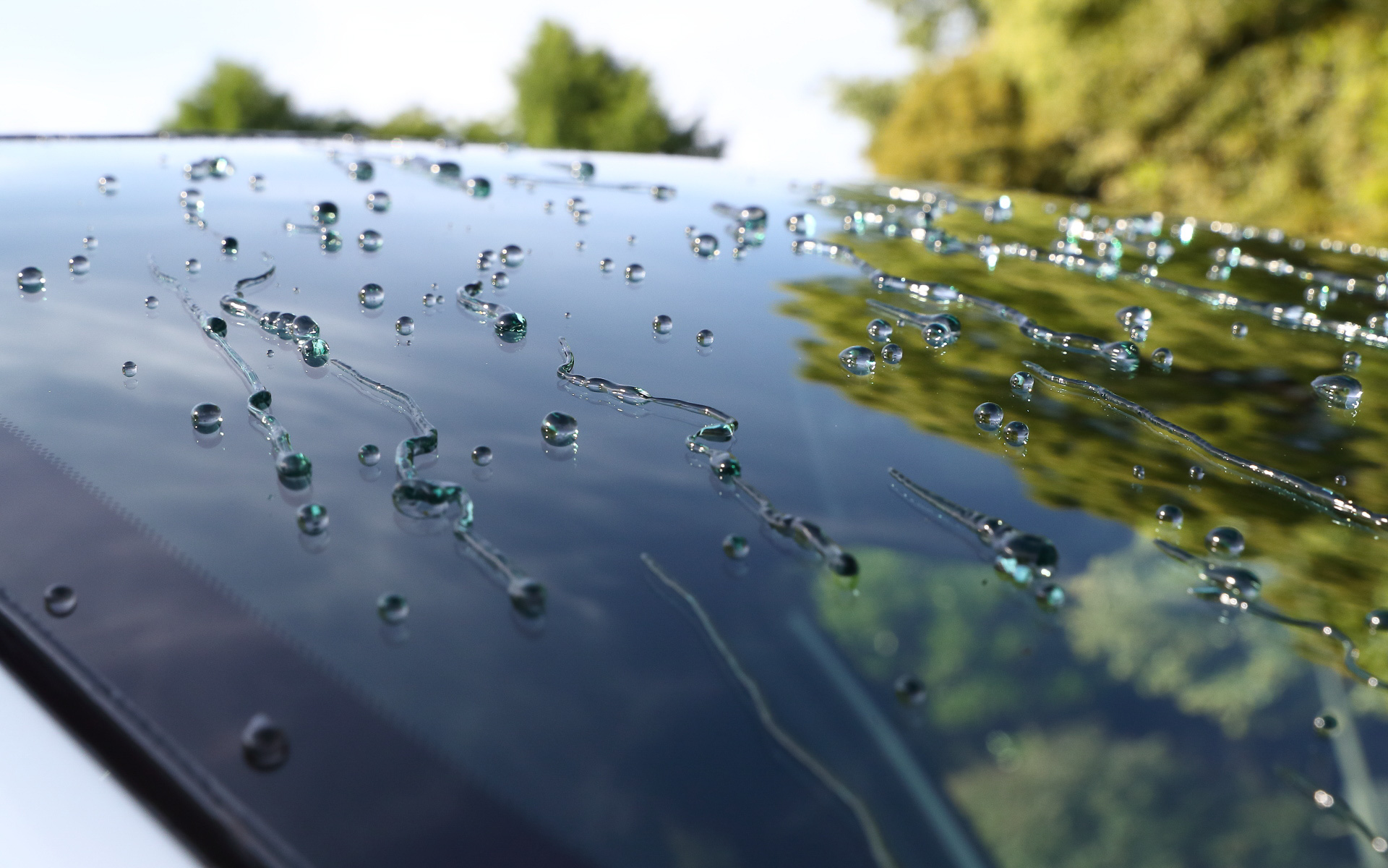 最後はもちろんフロントガラス全面に「ぬりぬりガラコDX」を施工。晴れの日のドライブもいいが、雨の日も楽しみになった