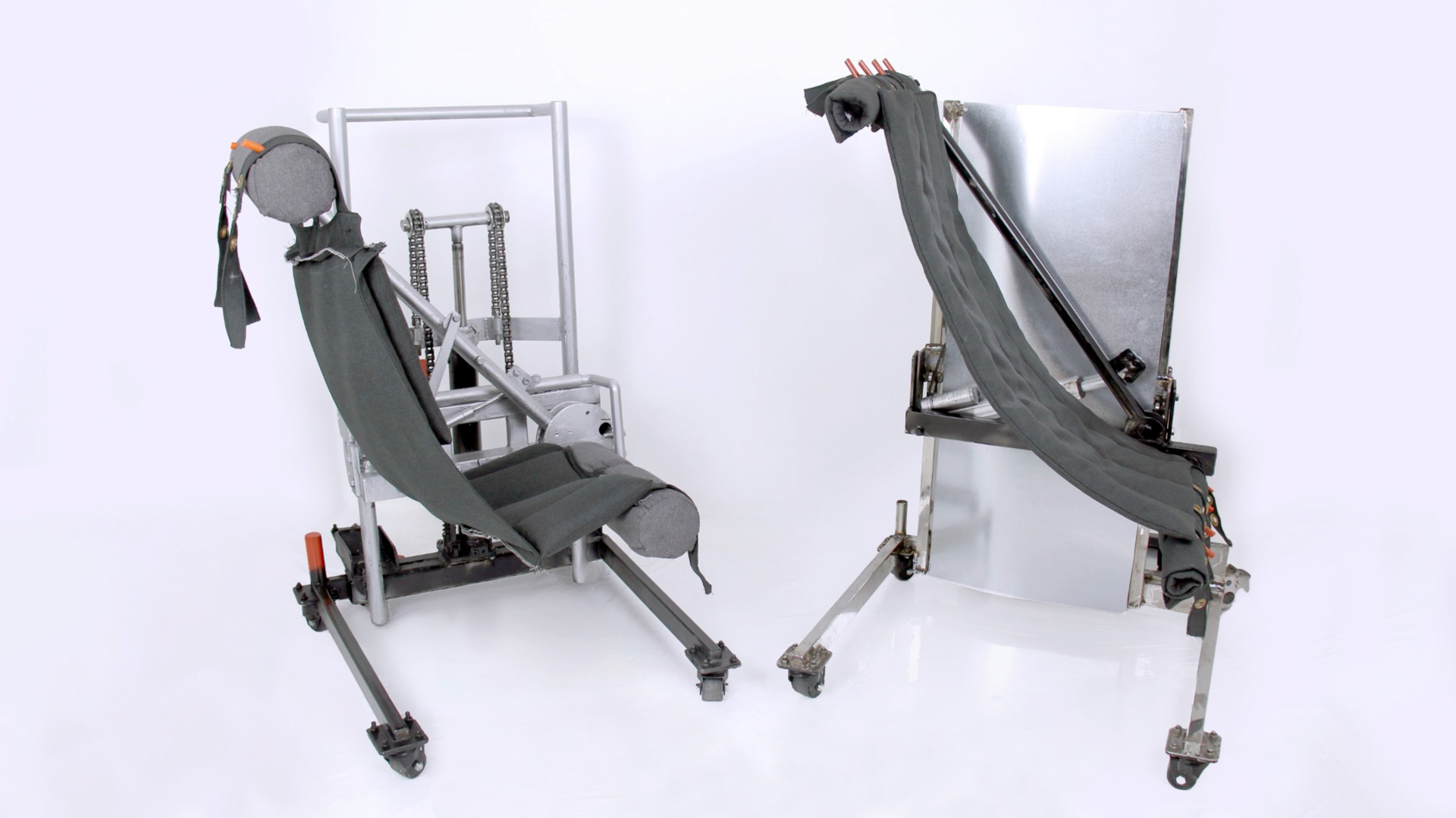 作品名「Hammock Wheelchair」、入賞者:Wondaleaf(アレックス・ウォン、ルーベン・タン、ルイス・タン、ウォン・ピン・ミン、ジョン・タン、ラウ・イェン・イェン、シー・ハウ・シン)作品概要:車いす、フォークリフト、ハンモックの3つの機能を持ちあわせた介護用の椅子で、介護者の身体的負担を軽減するために介護者の目線で開発された。布がパレットの役割を果たし、2本のつめが付いた車いすがフォークリフトの役割を果たす。メンタリング後の進化:機能性の向上に加え、高齢者・患者に寄り添った色や質感に変更した