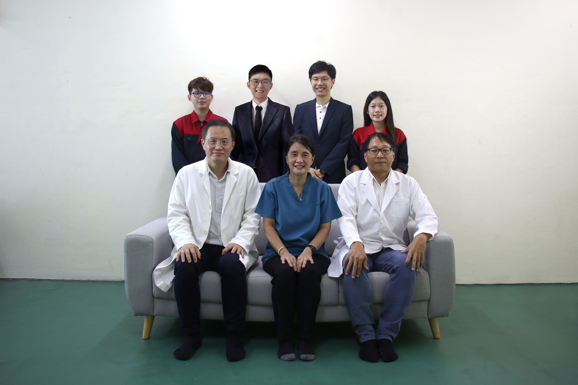 作品名「Hammock Wheelchair」、入賞者:Wondaleaf(アレックス・ウォン、ルーベン・タン、ルイス・タン、ウォン・ピン・ミン、ジョン・タン、ラウ・イェン・イェン、シー・ハウ・シン)作品概要:車いす、フォークリフト、ハンモックの3つの機能を持ちあわせた介護用の椅子で、介護者の身体的負担を軽減するために介護者の目線で開発された。布がパレットの役割を果たし、2本のつめが付いた車いすがフォークリフトの役割を果たす。メンタリング後の進化:機能性の向上に加え、高齢者・患者に寄り添った色や質感に変更した