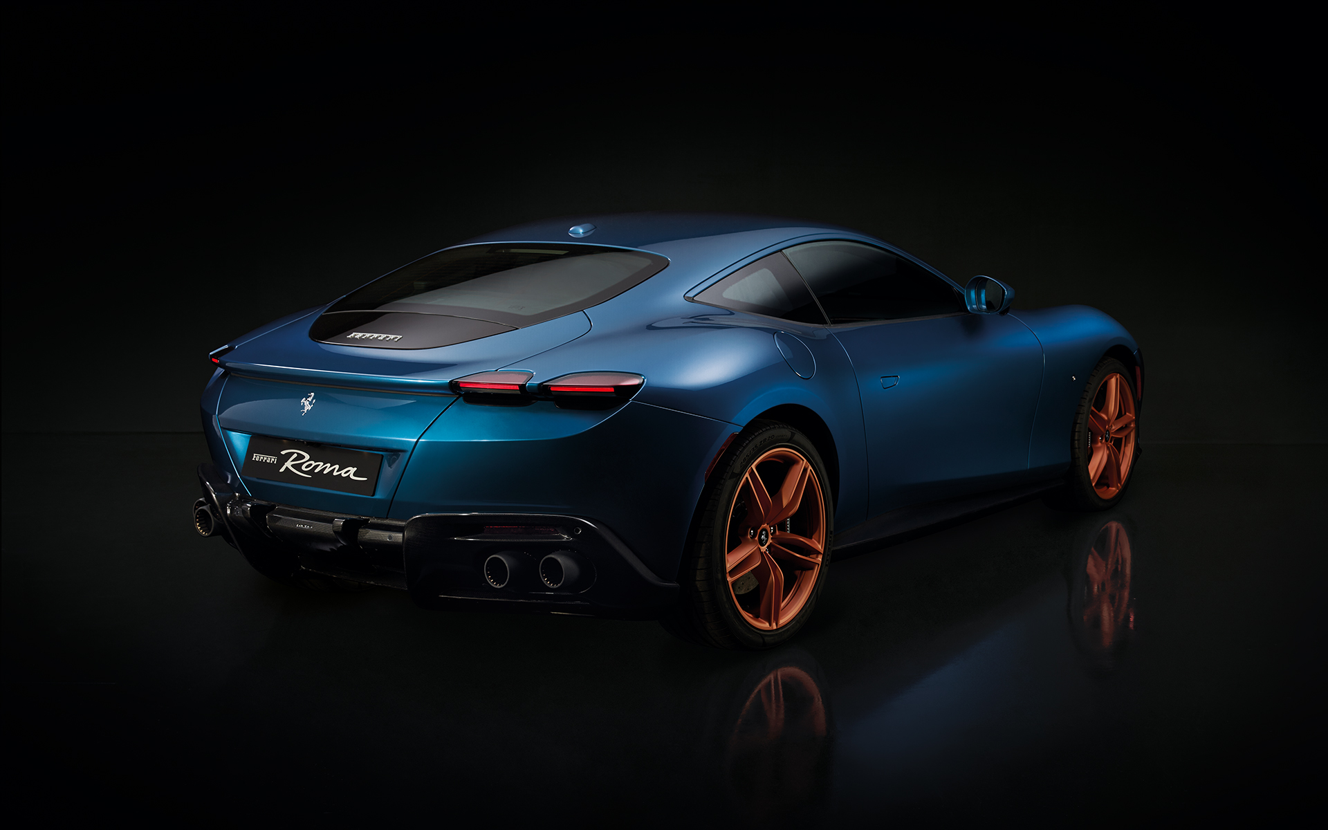 日本の伝統工芸や職人技を取り入れたローマ。ボディカラーは鮮やかなブルーの「インディゴ・メタル」を採用