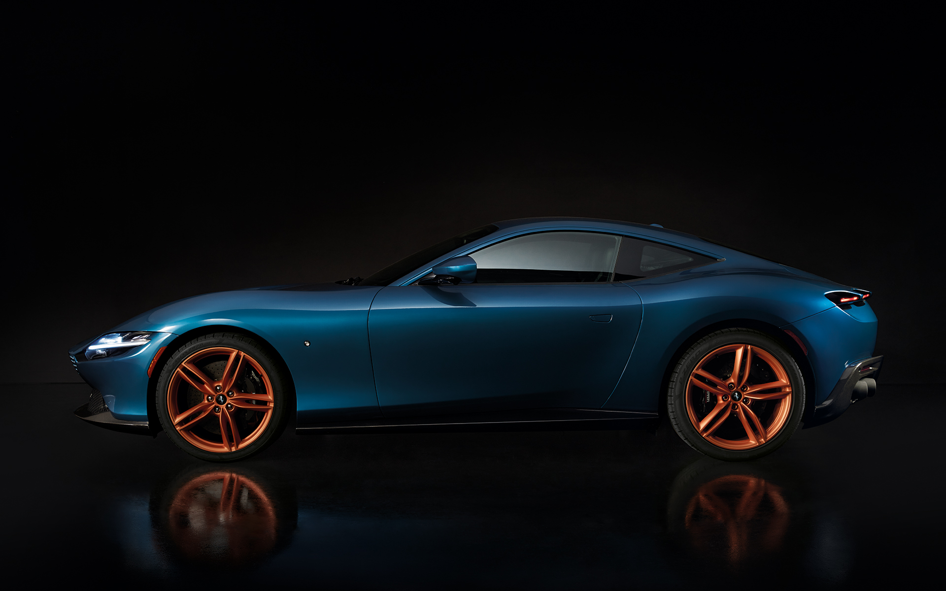 日本の伝統工芸や職人技を取り入れたローマ。ボディカラーは鮮やかなブルーの「インディゴ・メタル」を採用