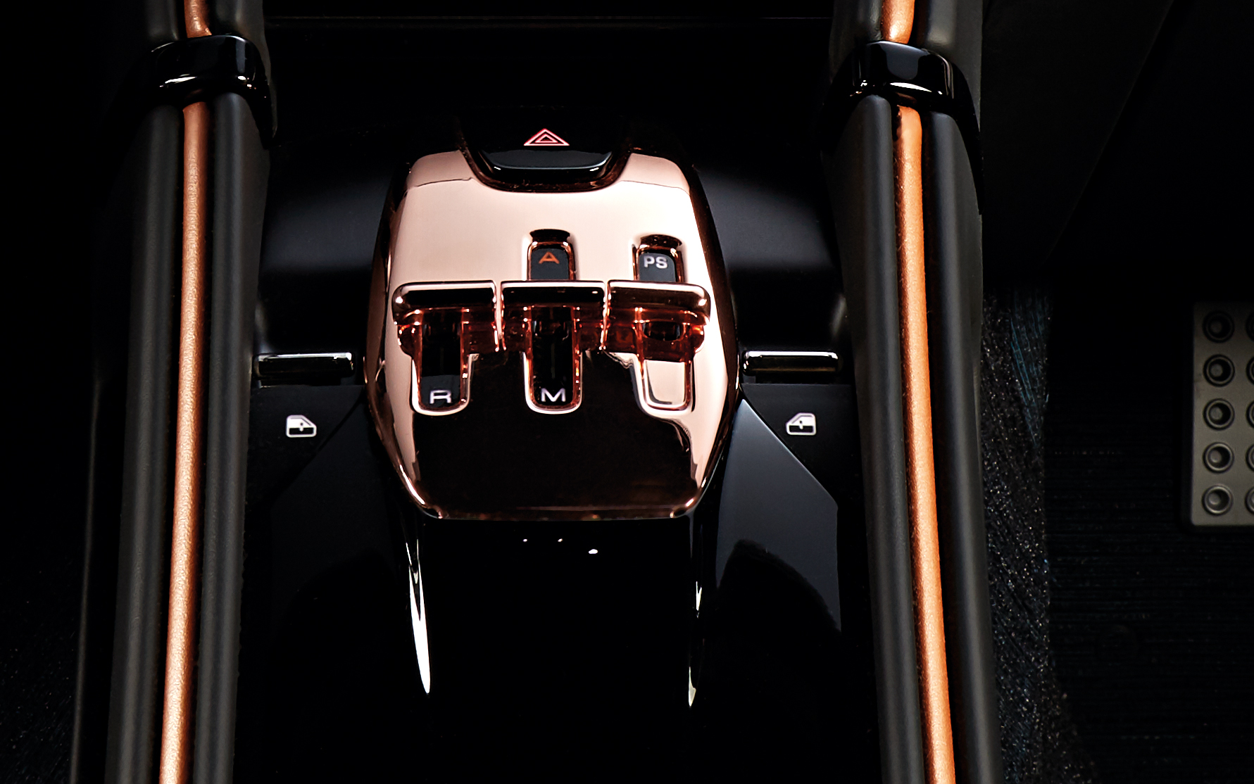 シフトゲートまわりやレバーなどのディテールに銅めっきを採用するとともに、ホイールリムなどにもこの色が使われる