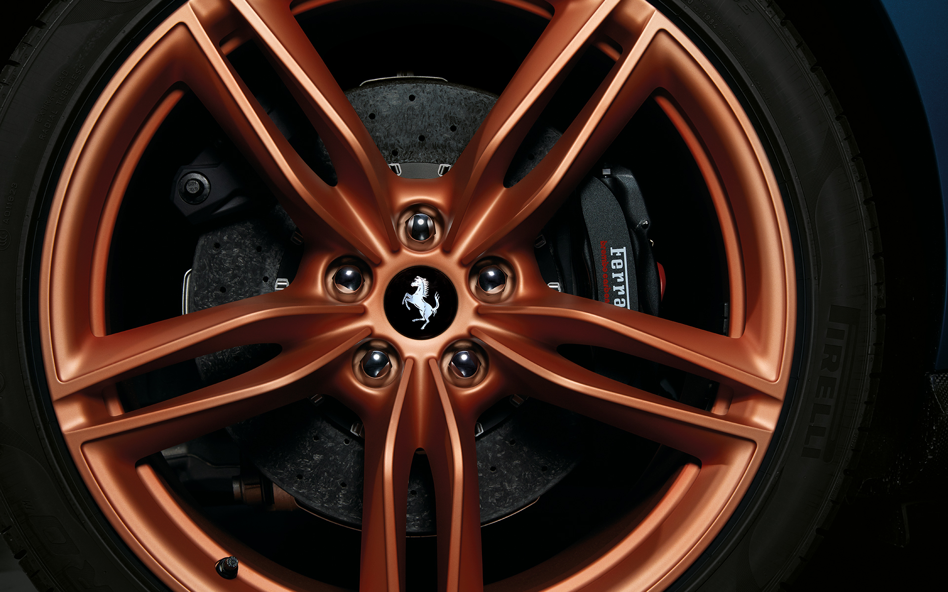 シフトゲートまわりやレバーなどのディテールに銅めっきを採用するとともに、ホイールリムなどにもこの色が使われる