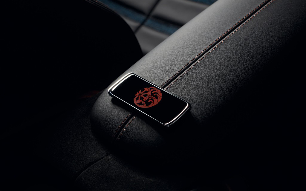 センターアームレストとドアシルに設けられたデディケーションプレートには、日本で先祖より代々受け継がれている家紋のデザインが与えられた