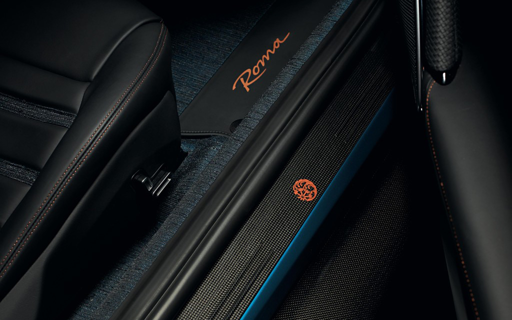 センターアームレストとドアシルに設けられたデディケーションプレートには、日本で先祖より代々受け継がれている家紋のデザインが与えられた