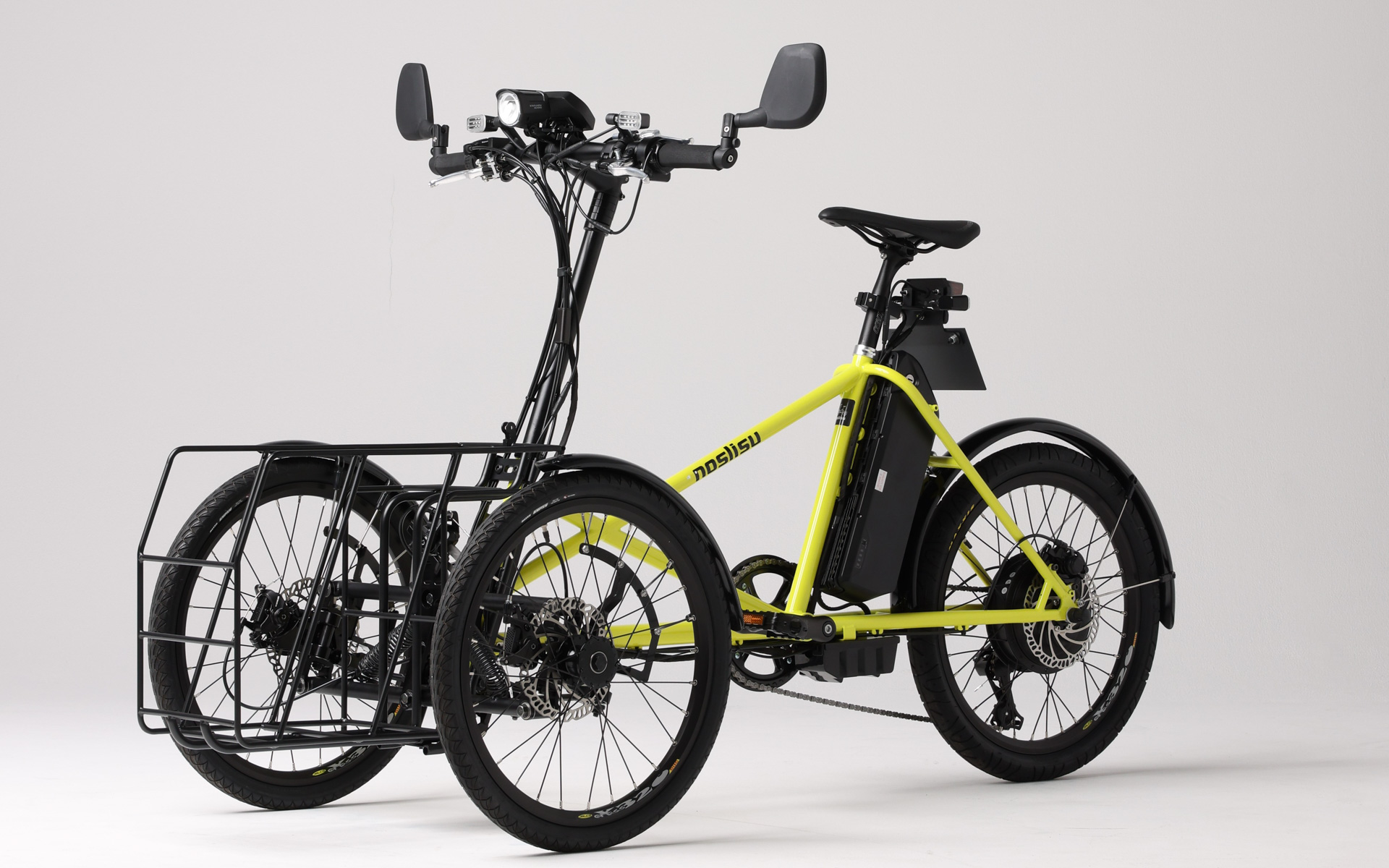 ノスリス フル電動仕様：ハンドル右のスロットルレバーでスピードを操作する電動3輪ビークル。道路交通法では自動車扱いで、道路運送車両法上では第一種原動機付自転車扱いとなるミニカー登録モデル。運転には普通自動車免許が必要