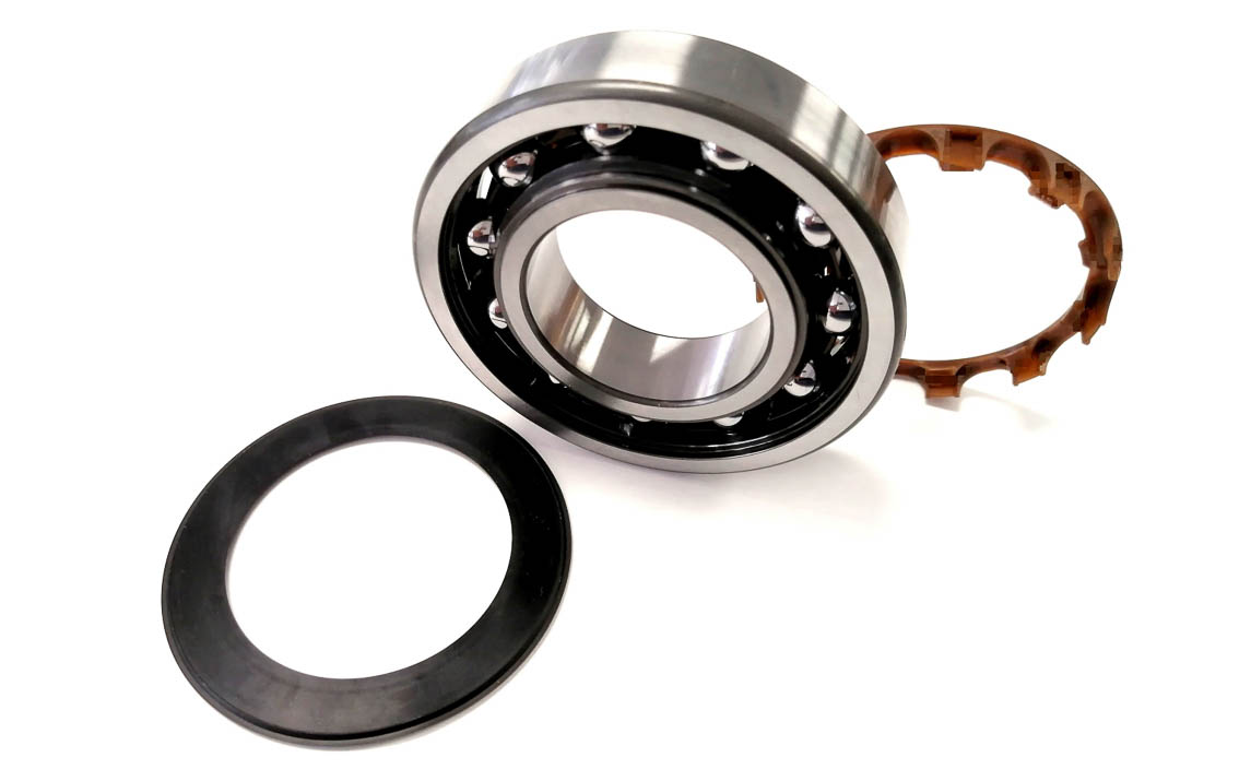 「高速回転対応グリース潤滑玉軸受」。電動化貢献技術としてモーターを支持する軸受のさらなる高速回転性能を追求。eAxle搭載に向け、小型軽量化、潤滑性を高めるとともに、より一層の高速性を実現し、電費向上に貢献する