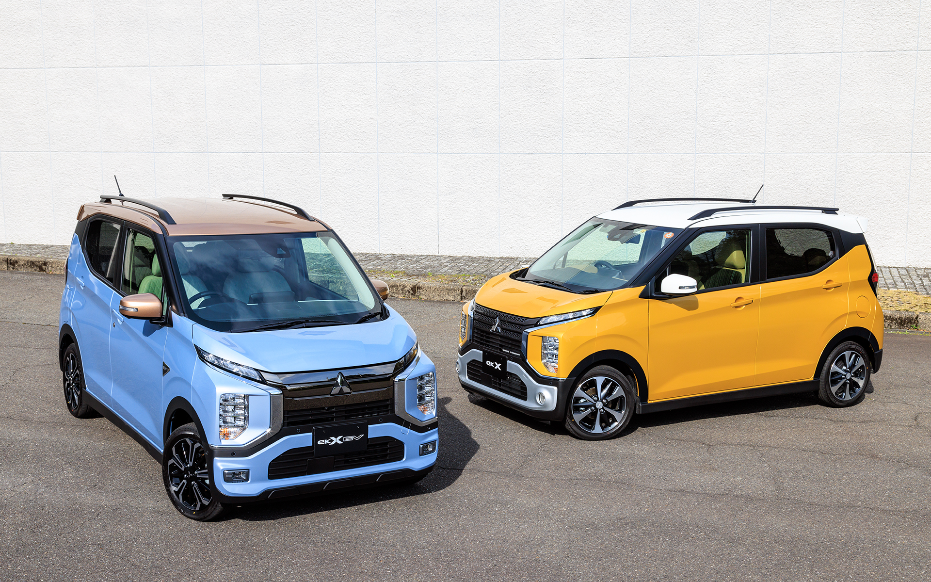 新型「eK クロス EV」（左）と「eK クロス」。外観の相違点は少ない