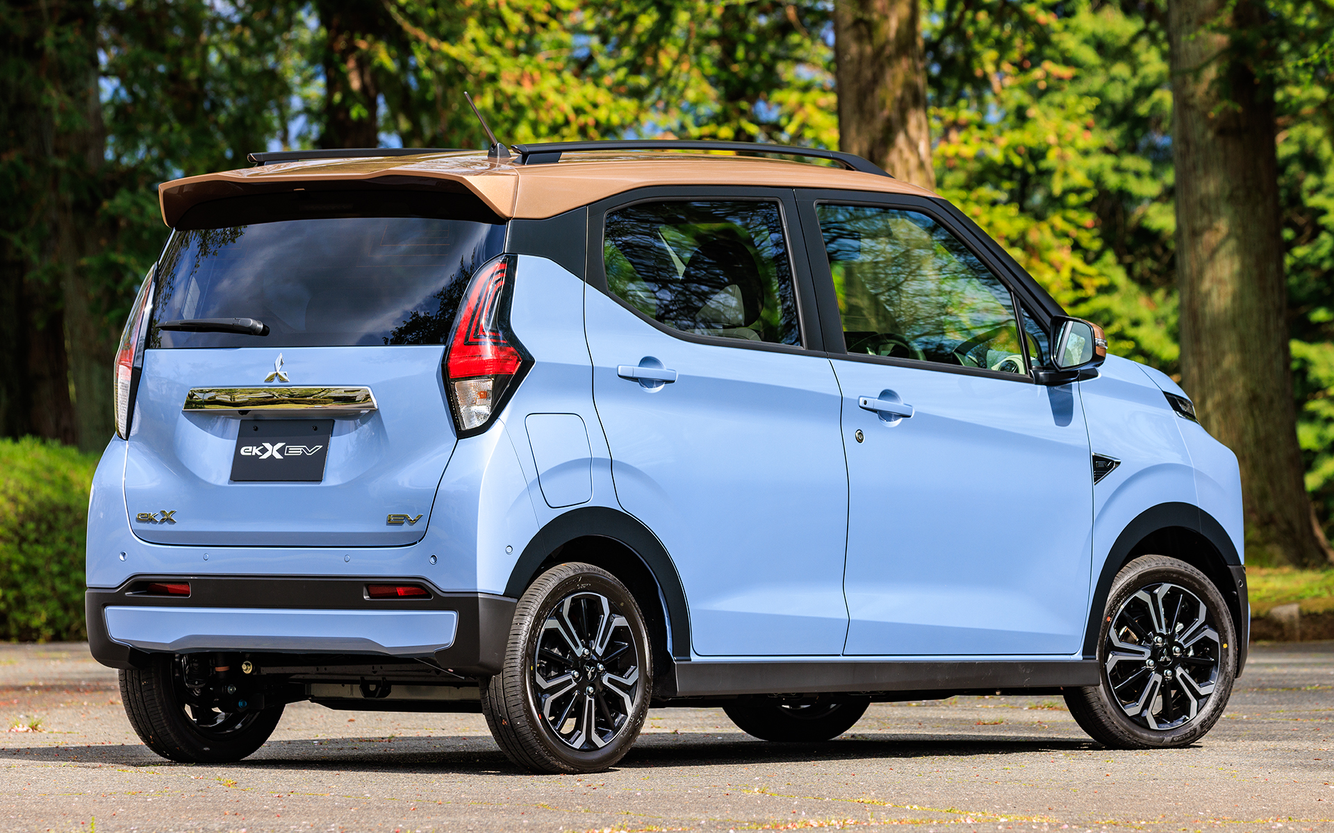 eK クロス EV。ボディカラーはミストブルーパールとカッパーメタリックの2トーン。ルーフレールはメーカーオプション