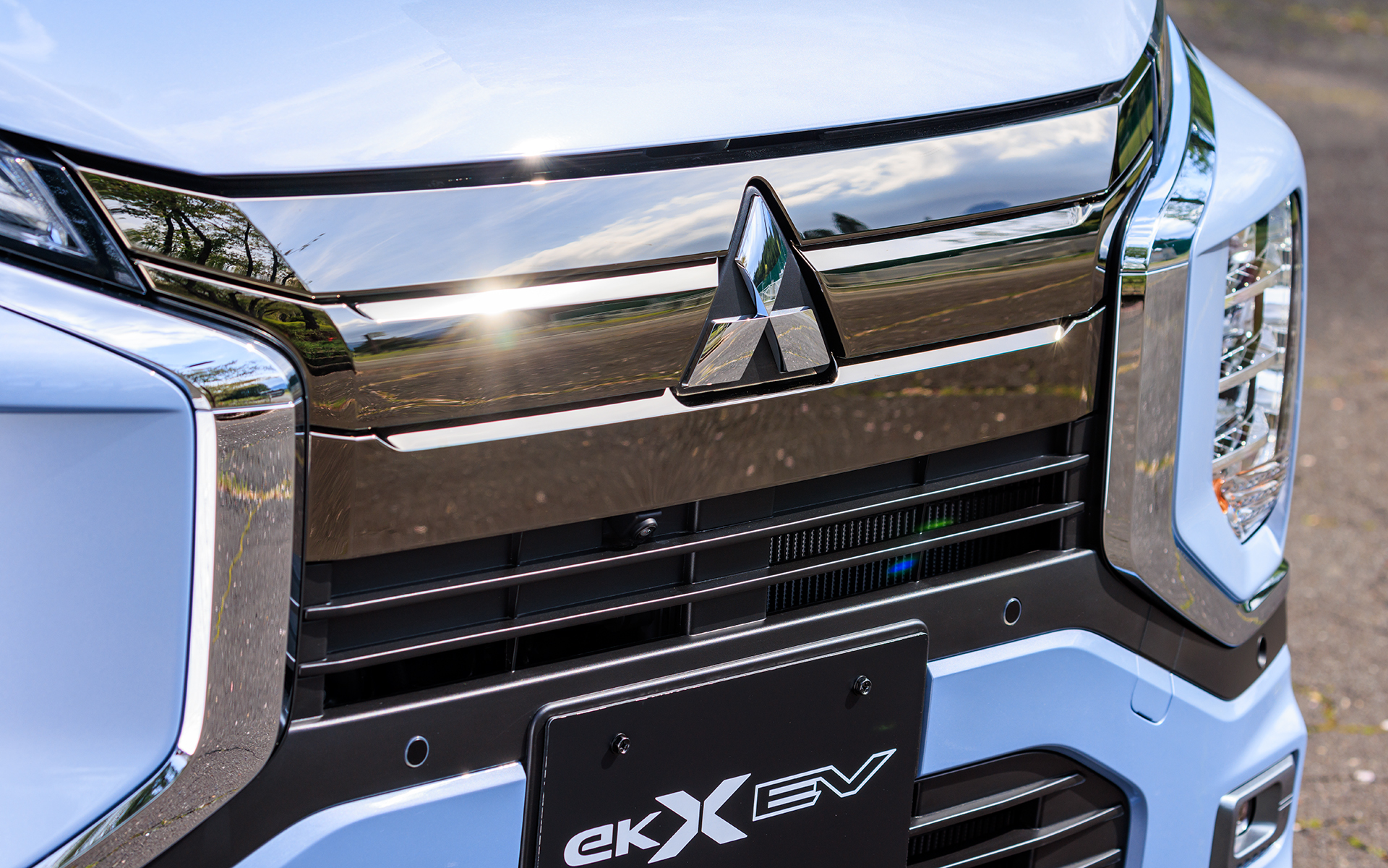 グリル上部のメッシュ部分がなくなりフラットなメッキ仕上げに