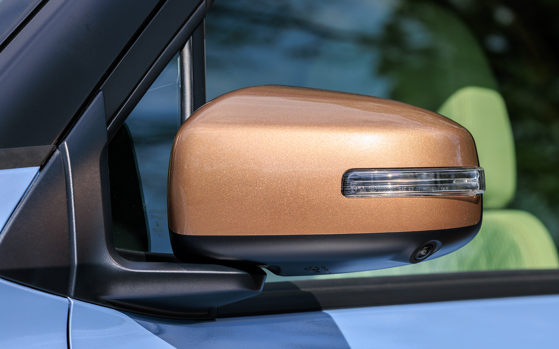 ドアミラーはカラードタイプが標準。Pグレードはヒーテッド機構も備わる