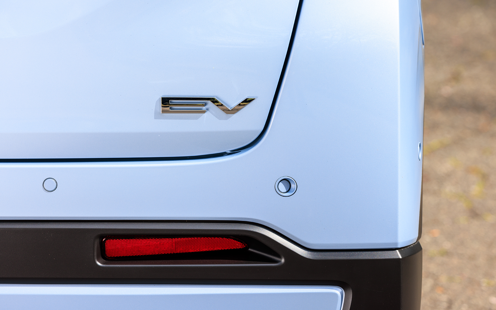 リアゲート下部にEVを示すバッヂが付く