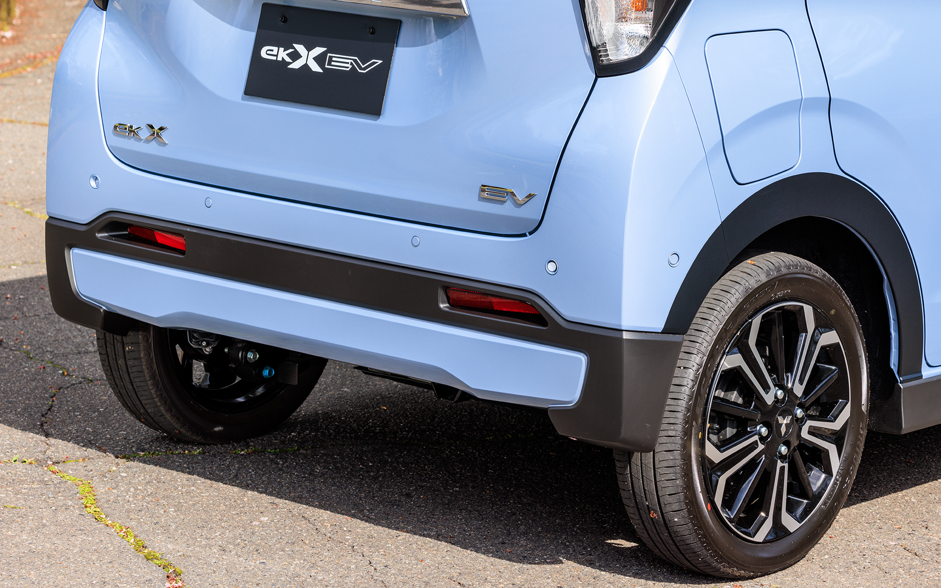 リアバンパー中央部もボディ同色に