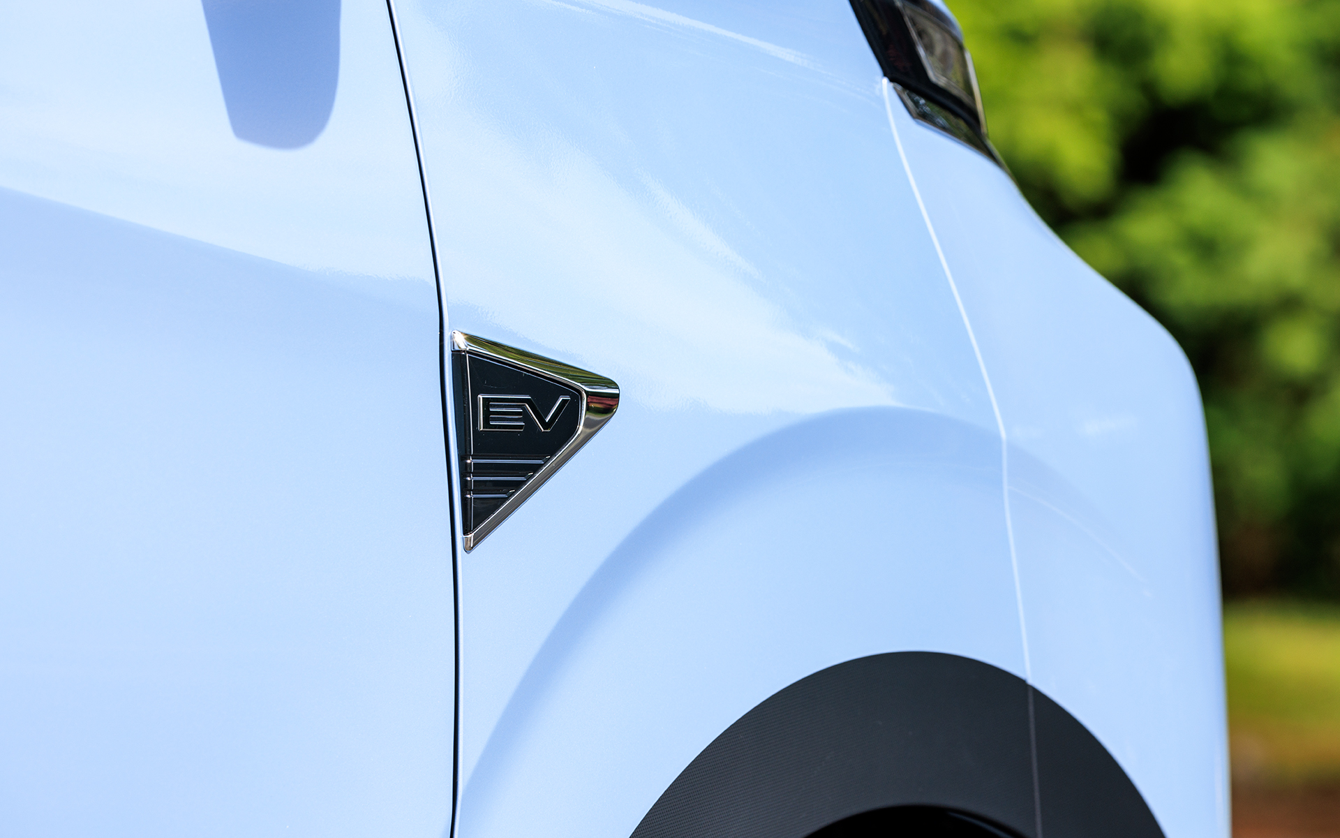 フェンダーにも専用バッヂを装着