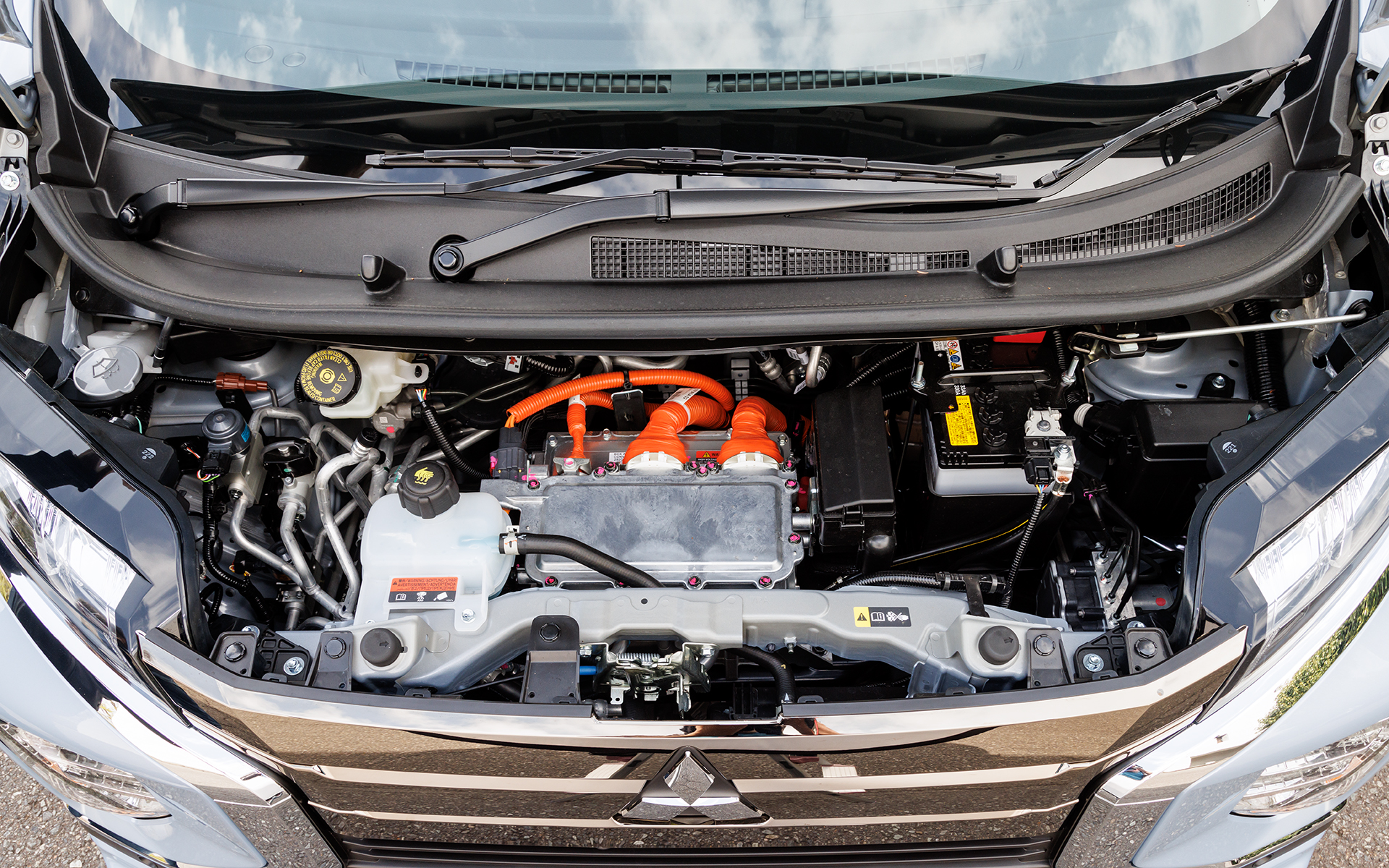 ボンネット下には補機類や電装系用の12Vバッテリを収納。駆動用バッテリをエアコン冷媒を利用して冷却するため配管が複雑に配置されている