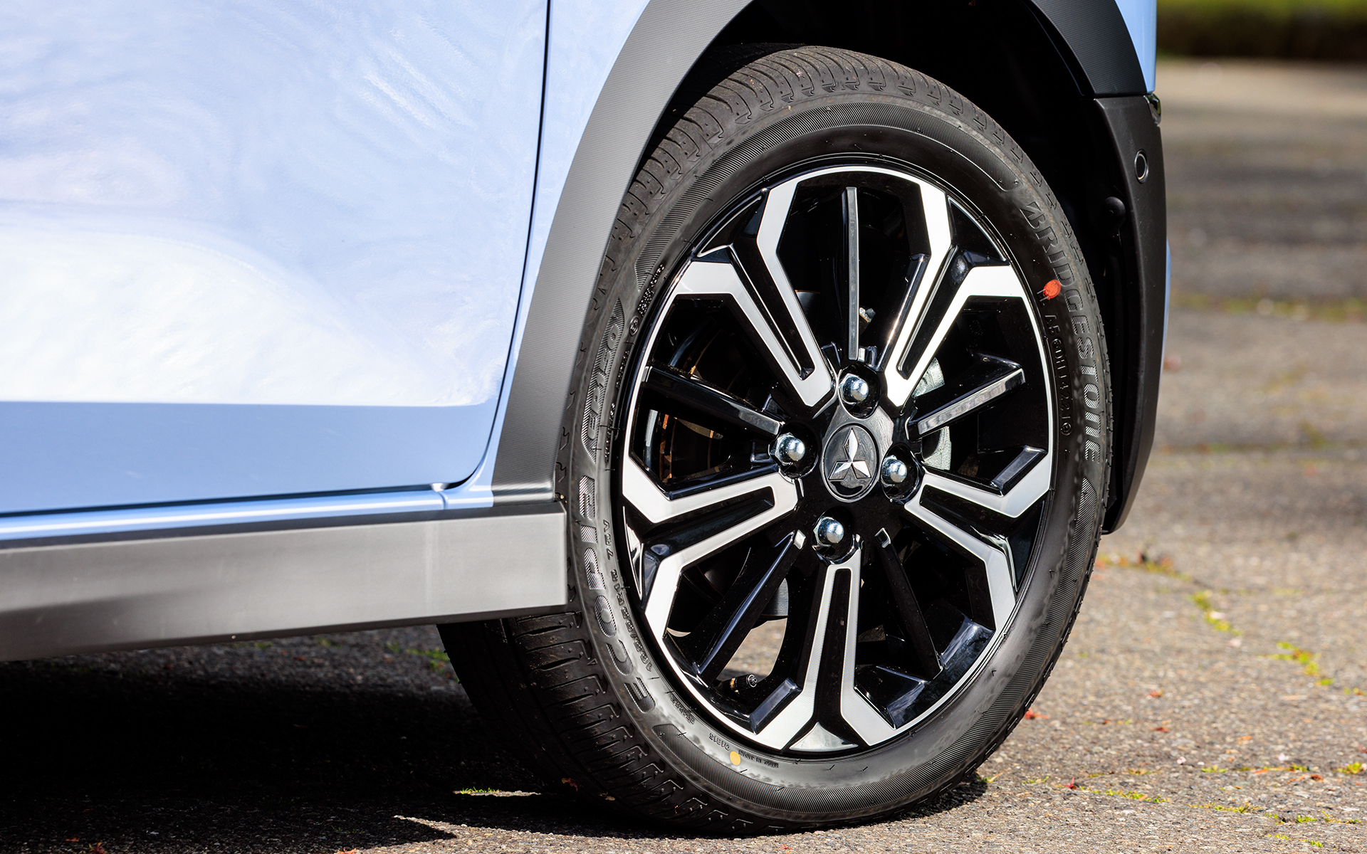 Pグレードは165/55R15タイヤ＆アルミホイールが標準。Gグレードは155/65R14＆フルカバー付スチールホイールの組み合わせになる