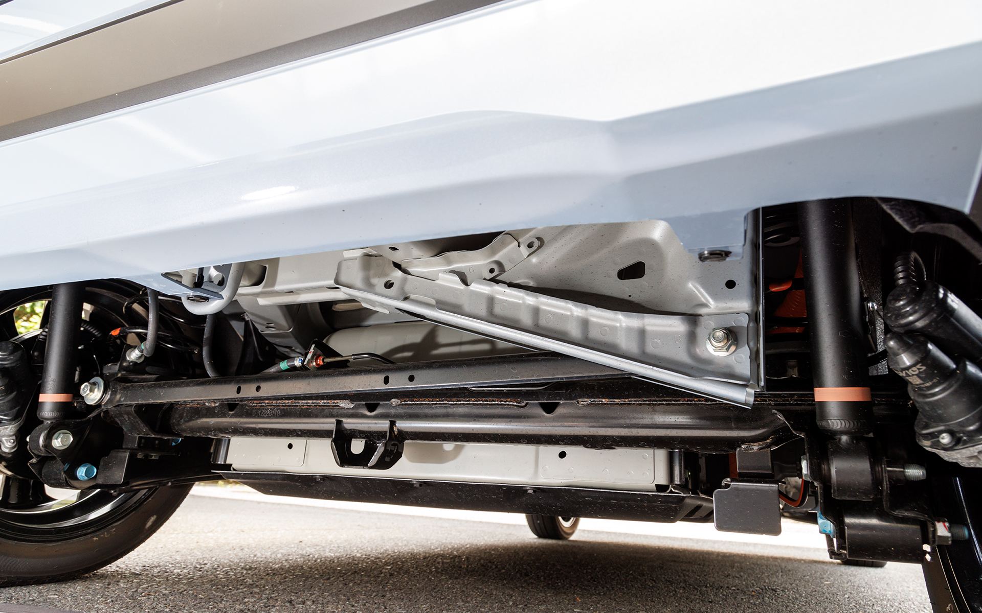 ベースモデル（2WD車）のリアサスはトーションビームだが、BEVでは4WD車と同じトルクアーム式3リンクを採用。これはバッテリ搭載による重量増に対応するためだという