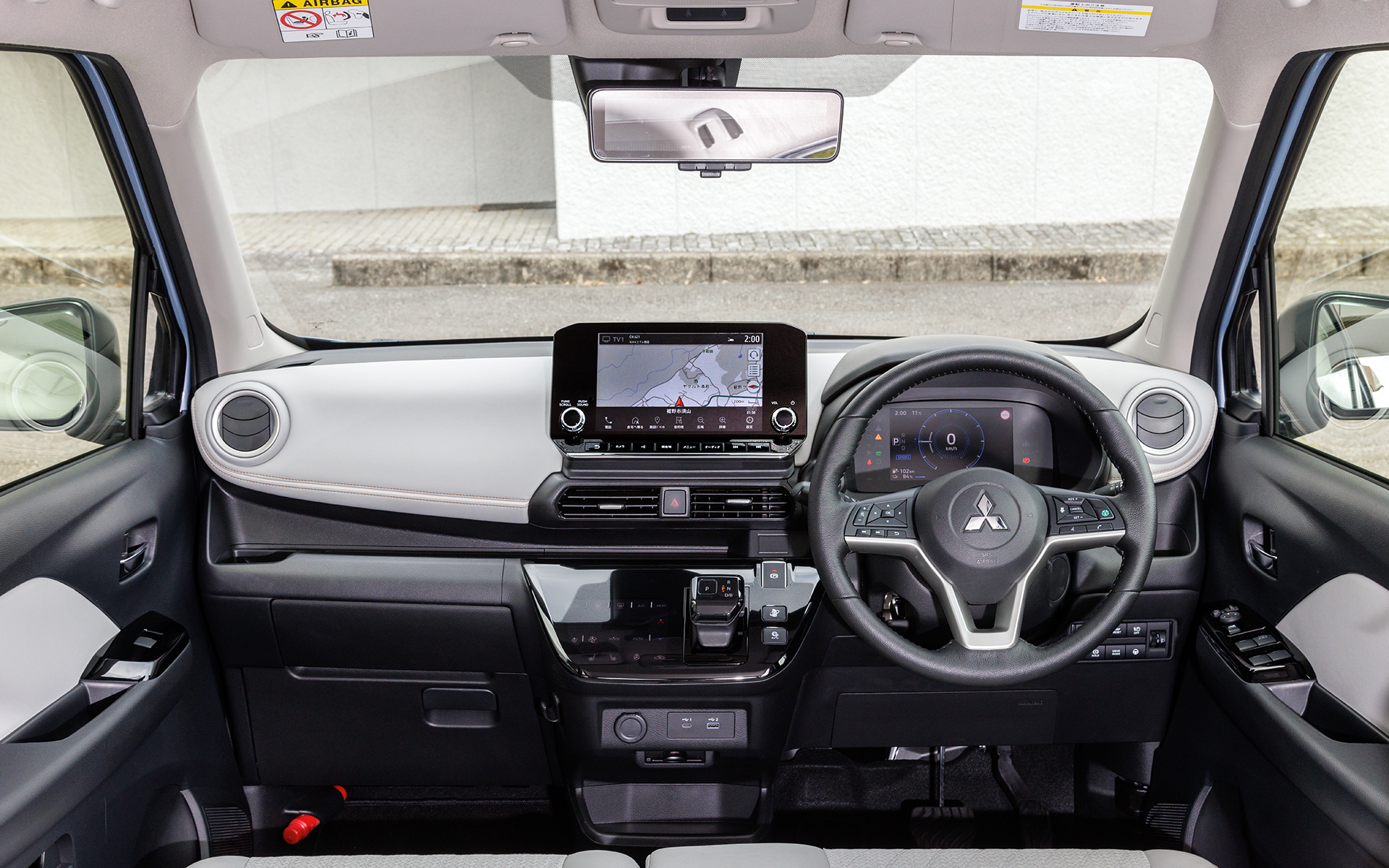 インパネまわりのデザインもほぼベース車両を踏襲。撮影車両はプレミアムインテリアパッケージを装着。内装色はライトグレー