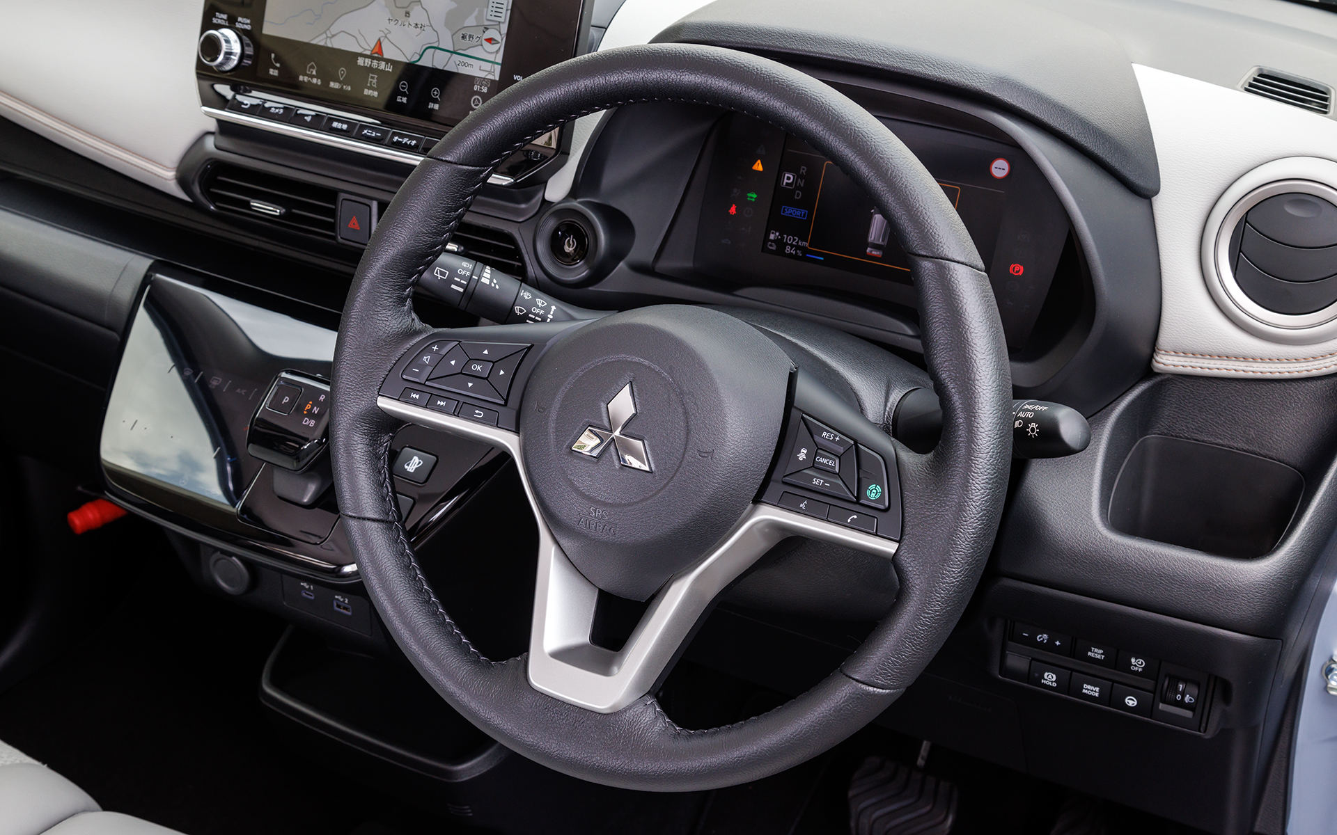 本革巻きステアリングはグレードを問わず標準装備