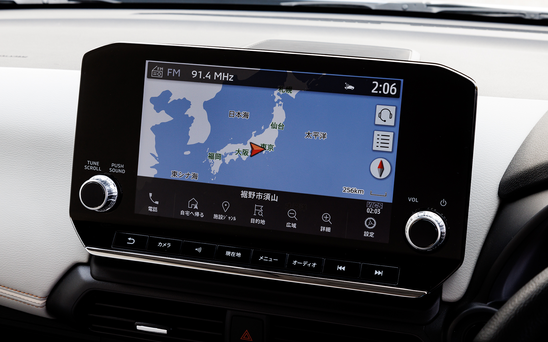 Pグレードにはスマートフォン連携タイプの9インチWXGAディスプレイを標準装備。6スピーカー＆ETC2.0車載器も標準装備だ