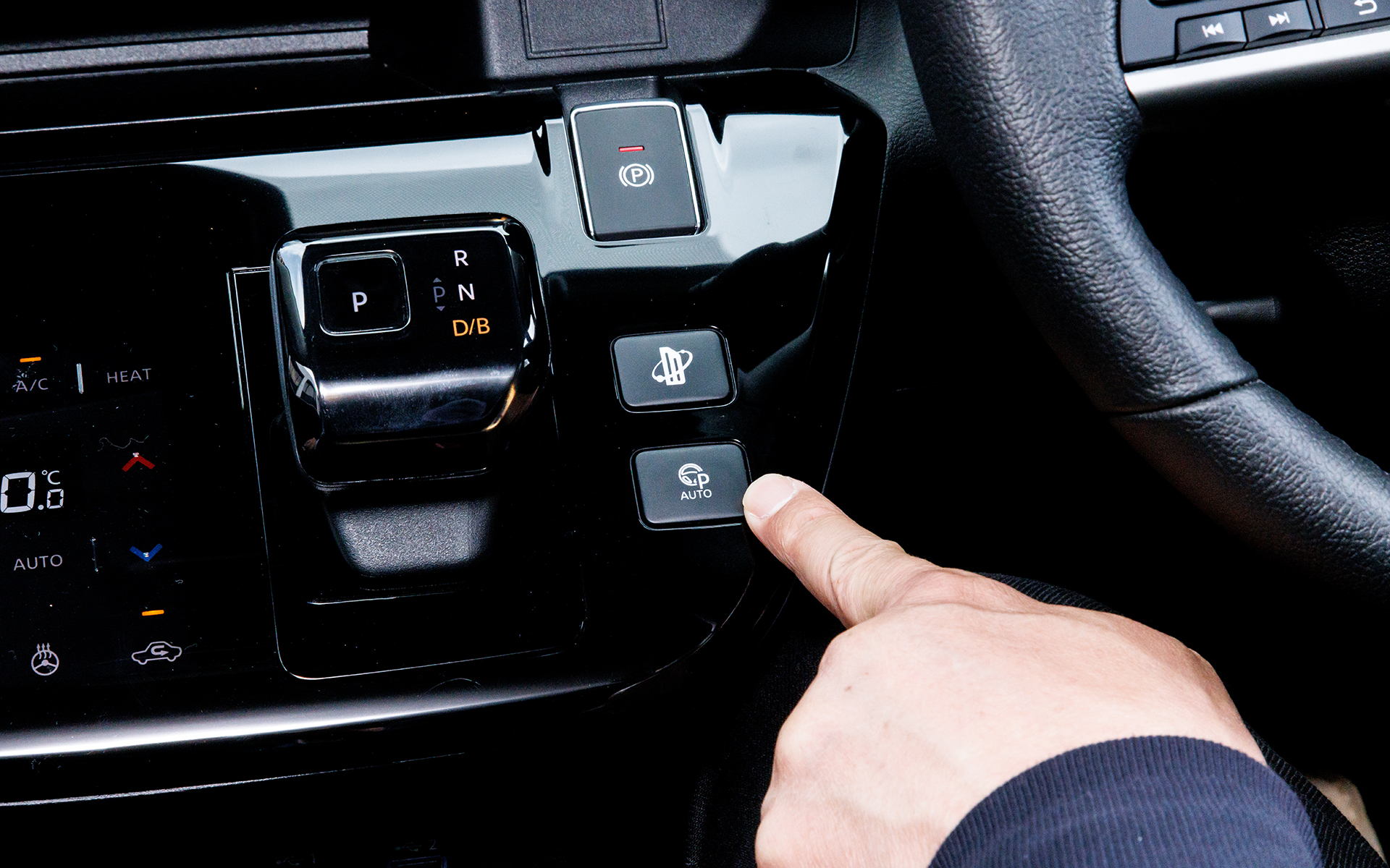 アクセルペダルの代わりに「AUTO P」ボタンを押し続ける