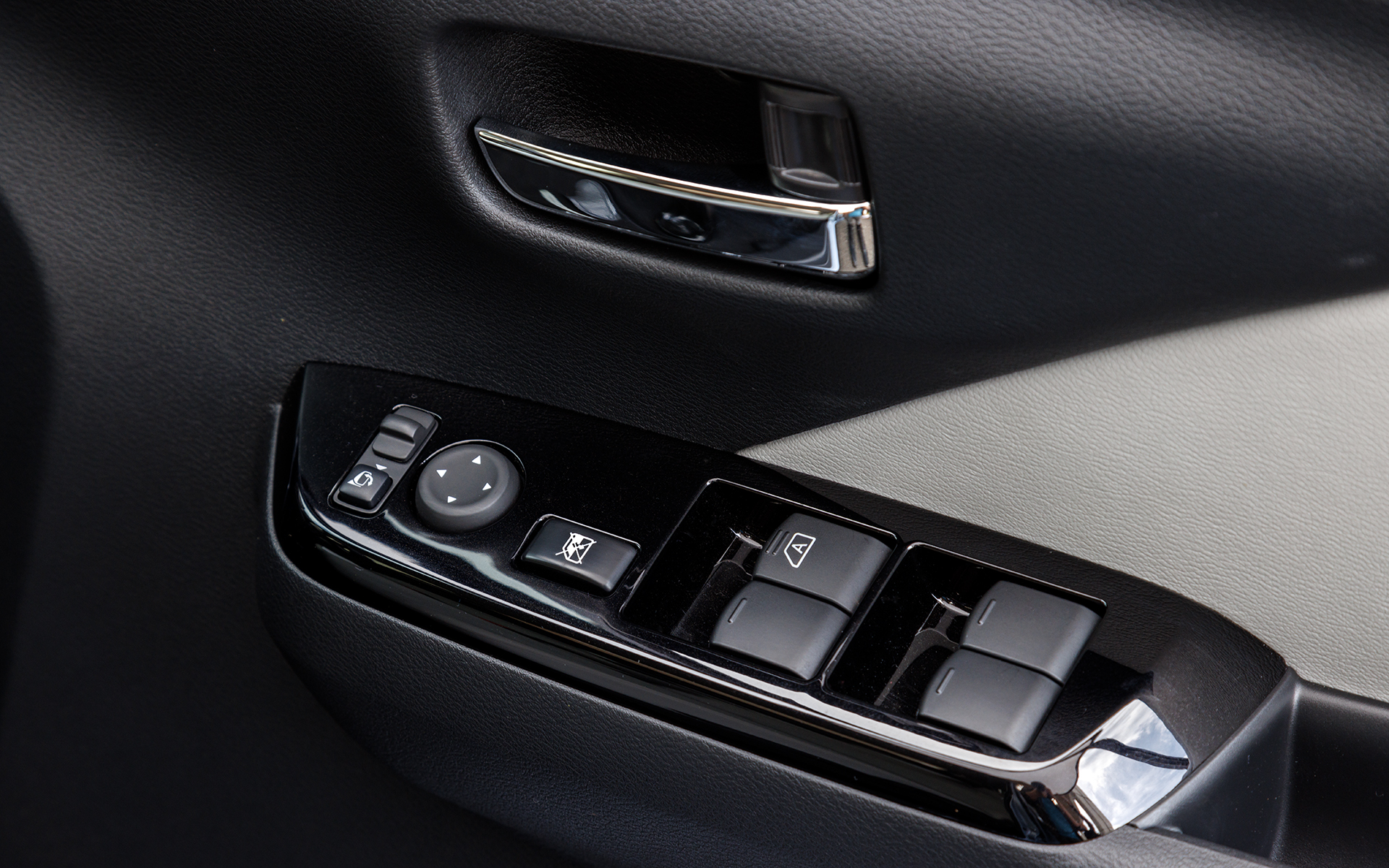 アームレストにはドアミラーとパワーウィンドウスイッチをレイアウト