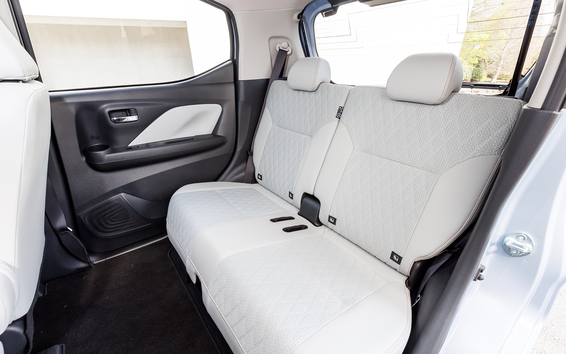 リアシートは背もたれが左右独立した形状