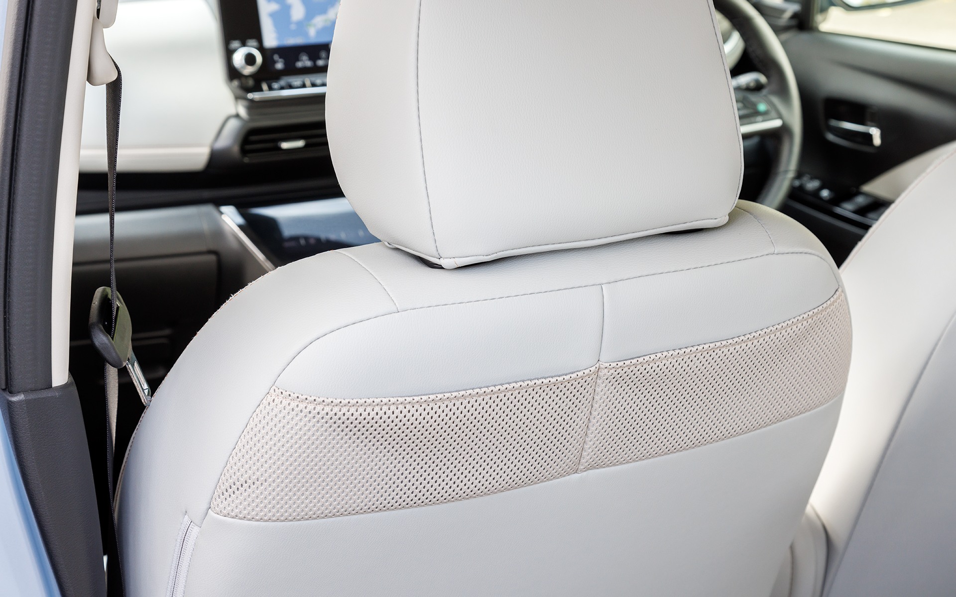 助手席背面にはスマホなどの収納に便利なポケットが付く