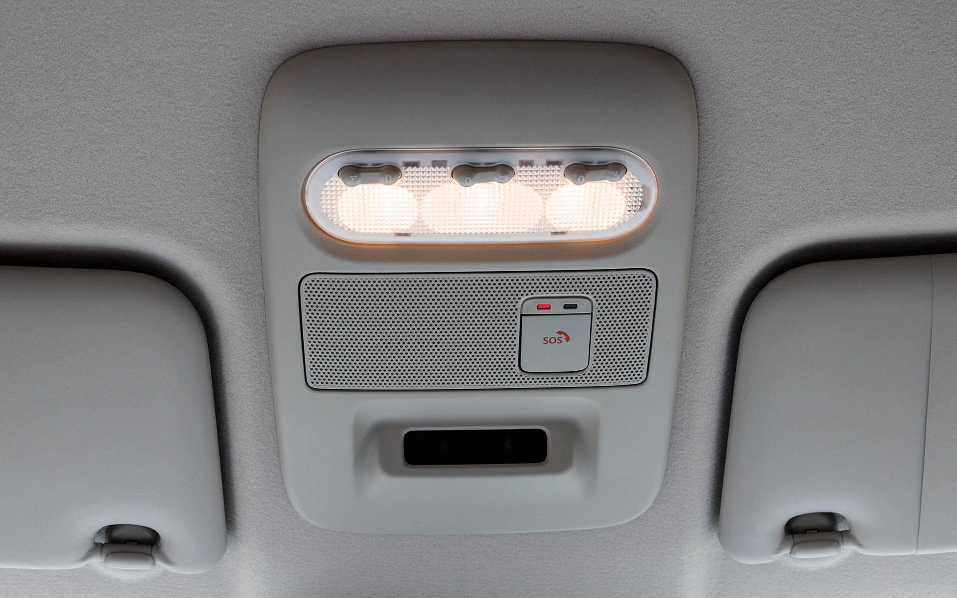 オーバーヘッドコンソールにはマップランプなどとともに「SOSコール」のボタンを用意