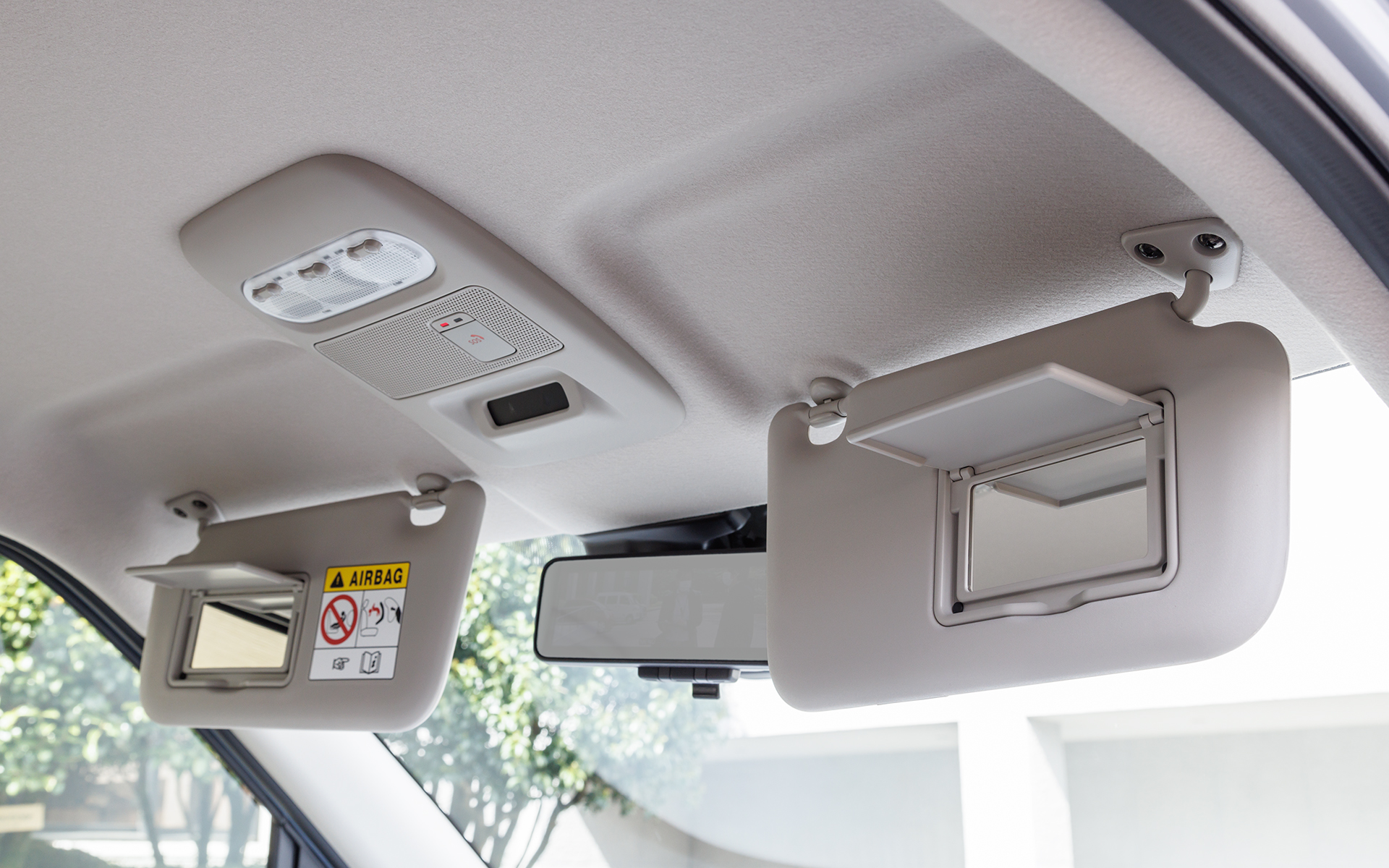 Pグレードは運転席、助手席ともサンバイザー裏にバニティミラーを用意。Gグレードは運転席側のみ