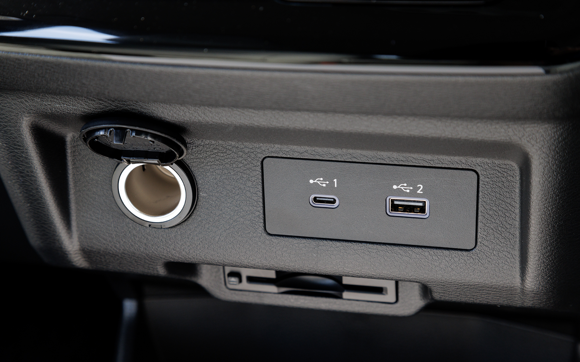 インパネ中央下部にDC12Vソケットやスマートフォン連携ナビゲーション用のUSB端子を用意