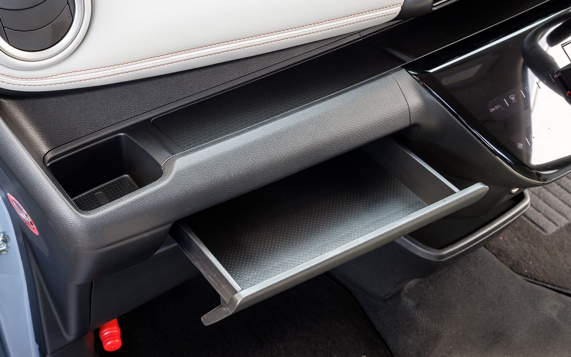 助手席前のアッパーボックス