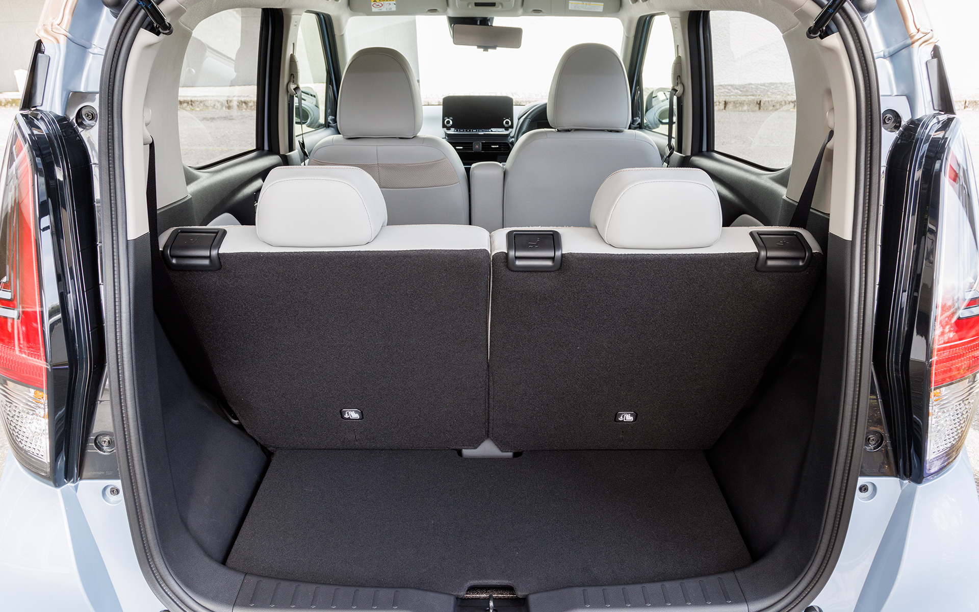 リアシートをもっとも後方にセットした状態のラゲッジスペース